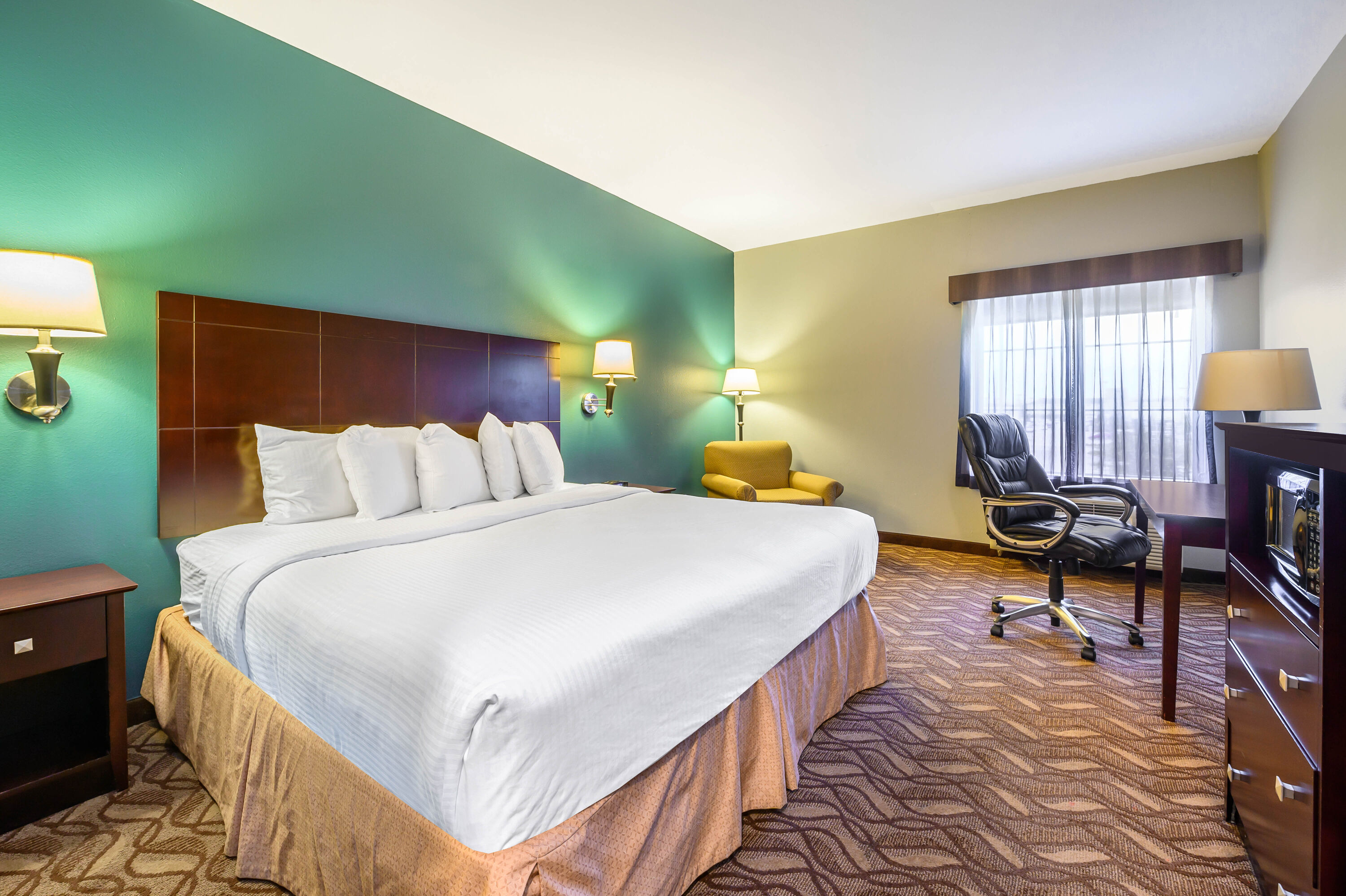 Guest room at the La Quinta Inn & Suites by Wyndham Longview North in Longview, Texas