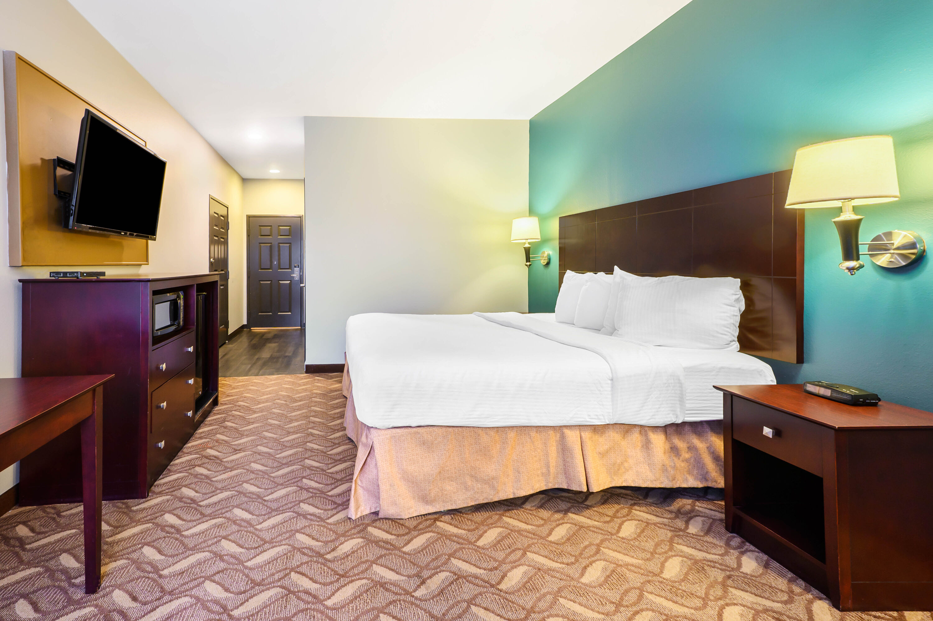 Guest room at the La Quinta Inn & Suites by Wyndham Longview North in Longview, Texas