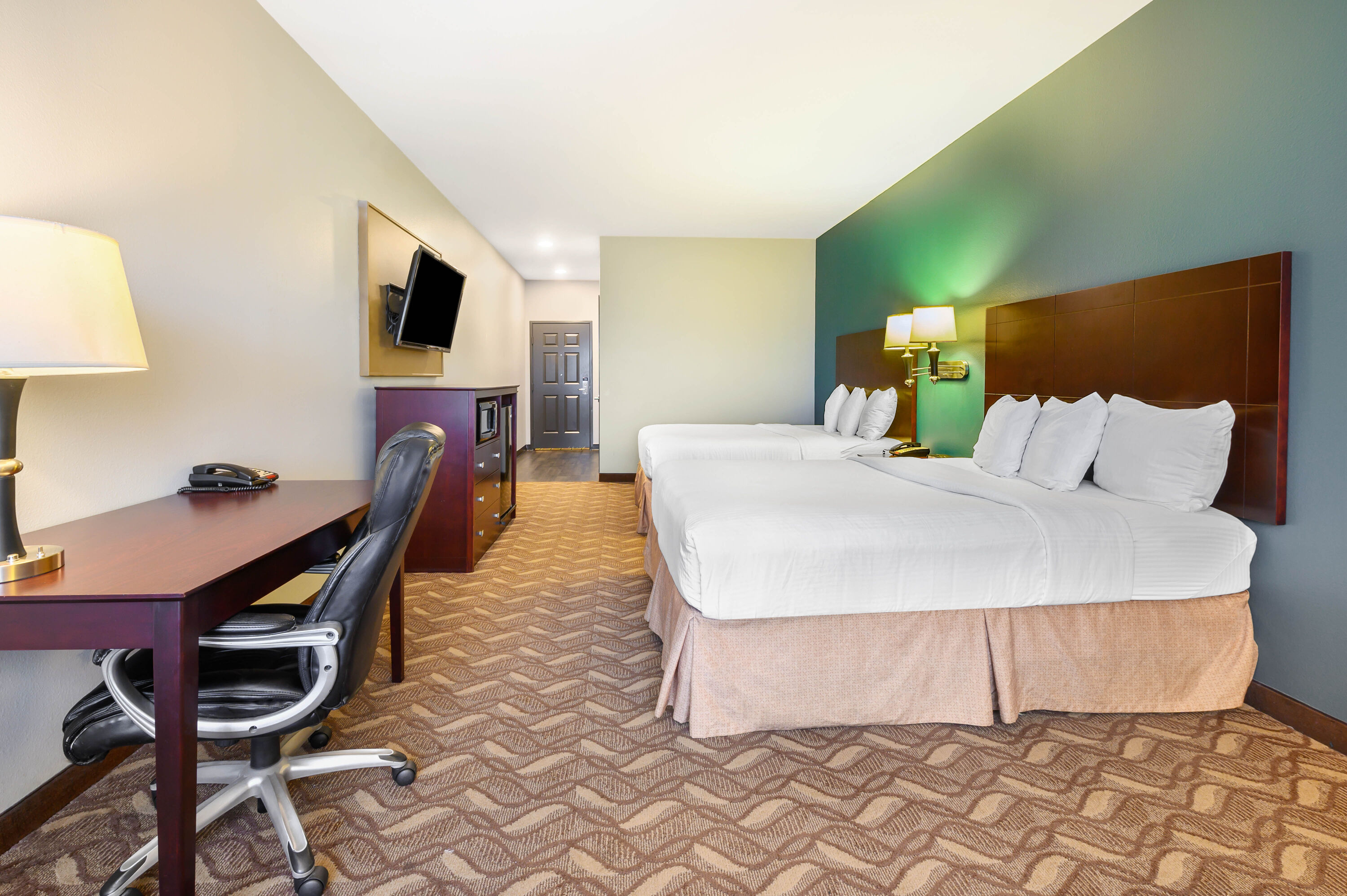 Guest room at the La Quinta Inn & Suites by Wyndham Longview North in Longview, Texas