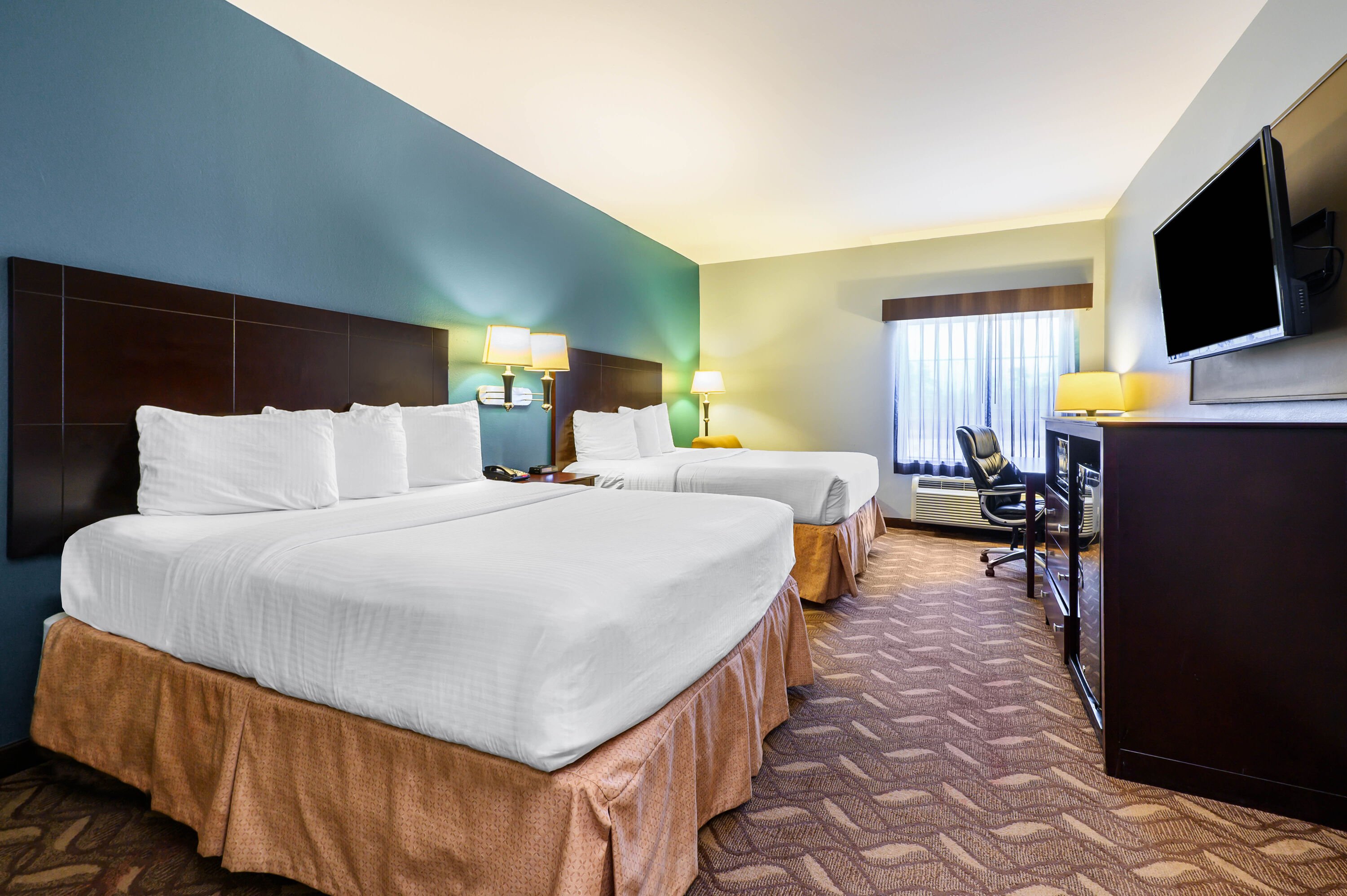 Guest room at the La Quinta Inn & Suites by Wyndham Longview North in Longview, Texas