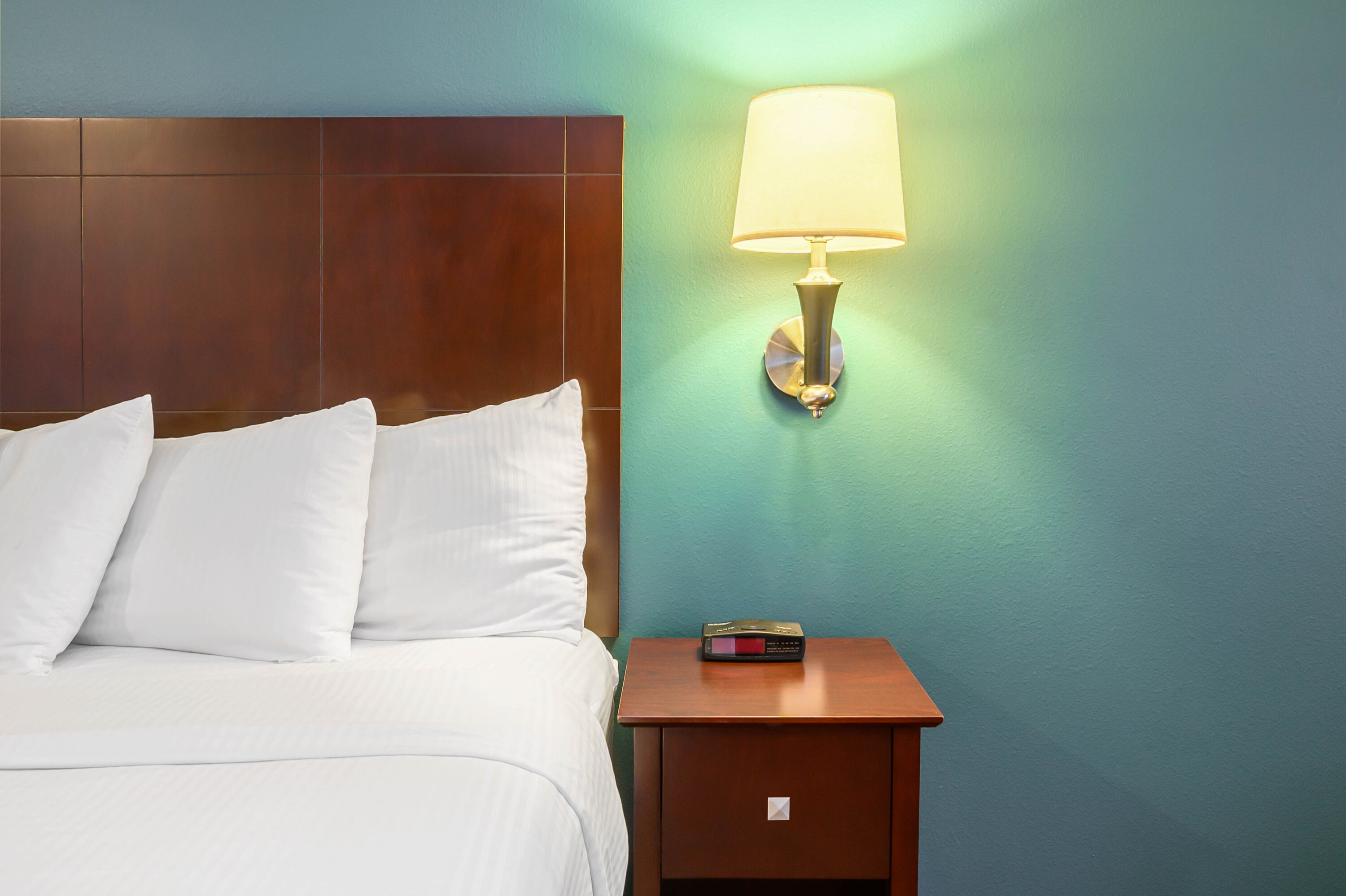 Guest room feature at the La Quinta Inn & Suites by Wyndham Longview North in Longview, Texas