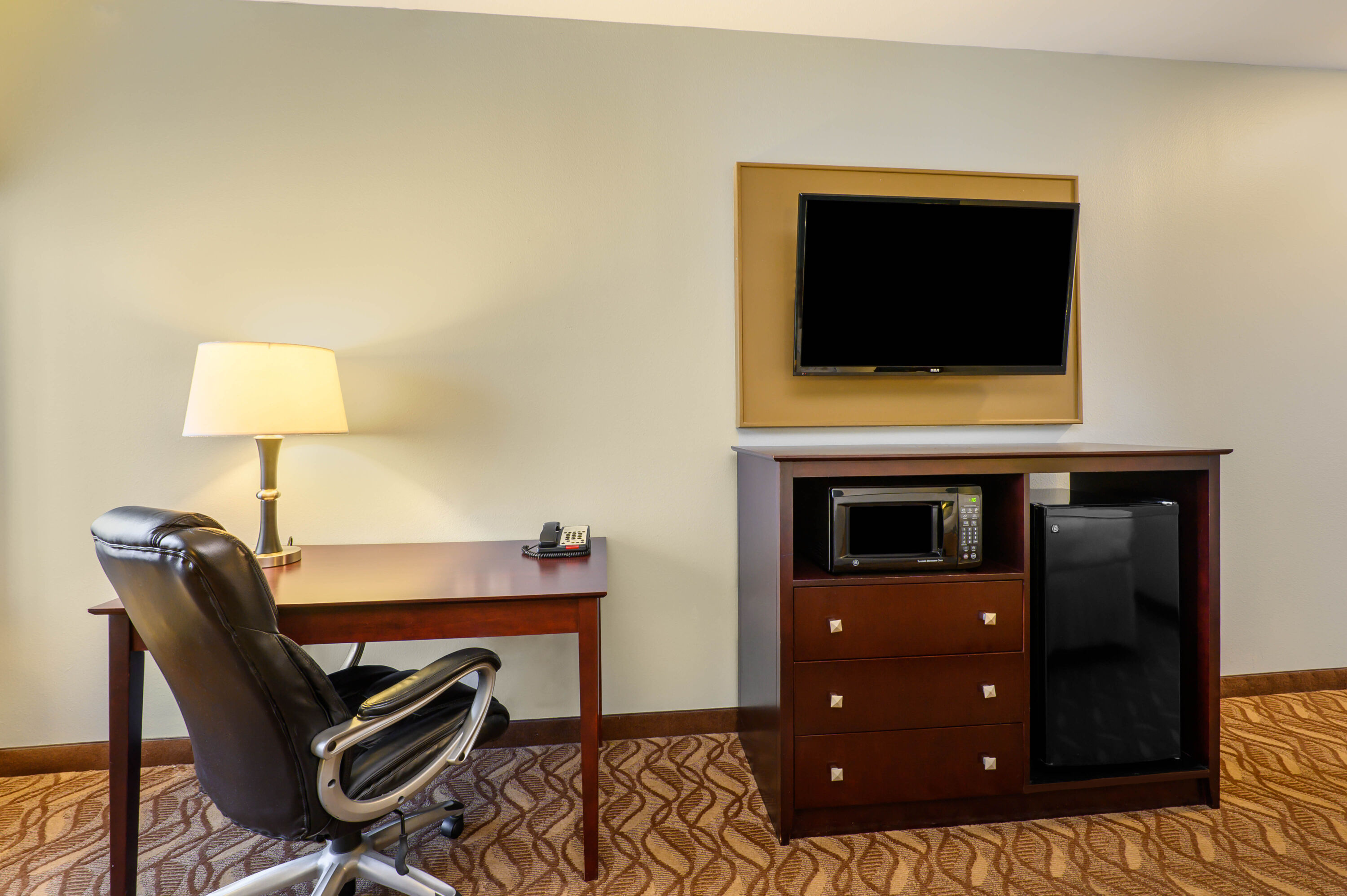 Guest room feature at the La Quinta Inn & Suites by Wyndham Longview North in Longview, Texas