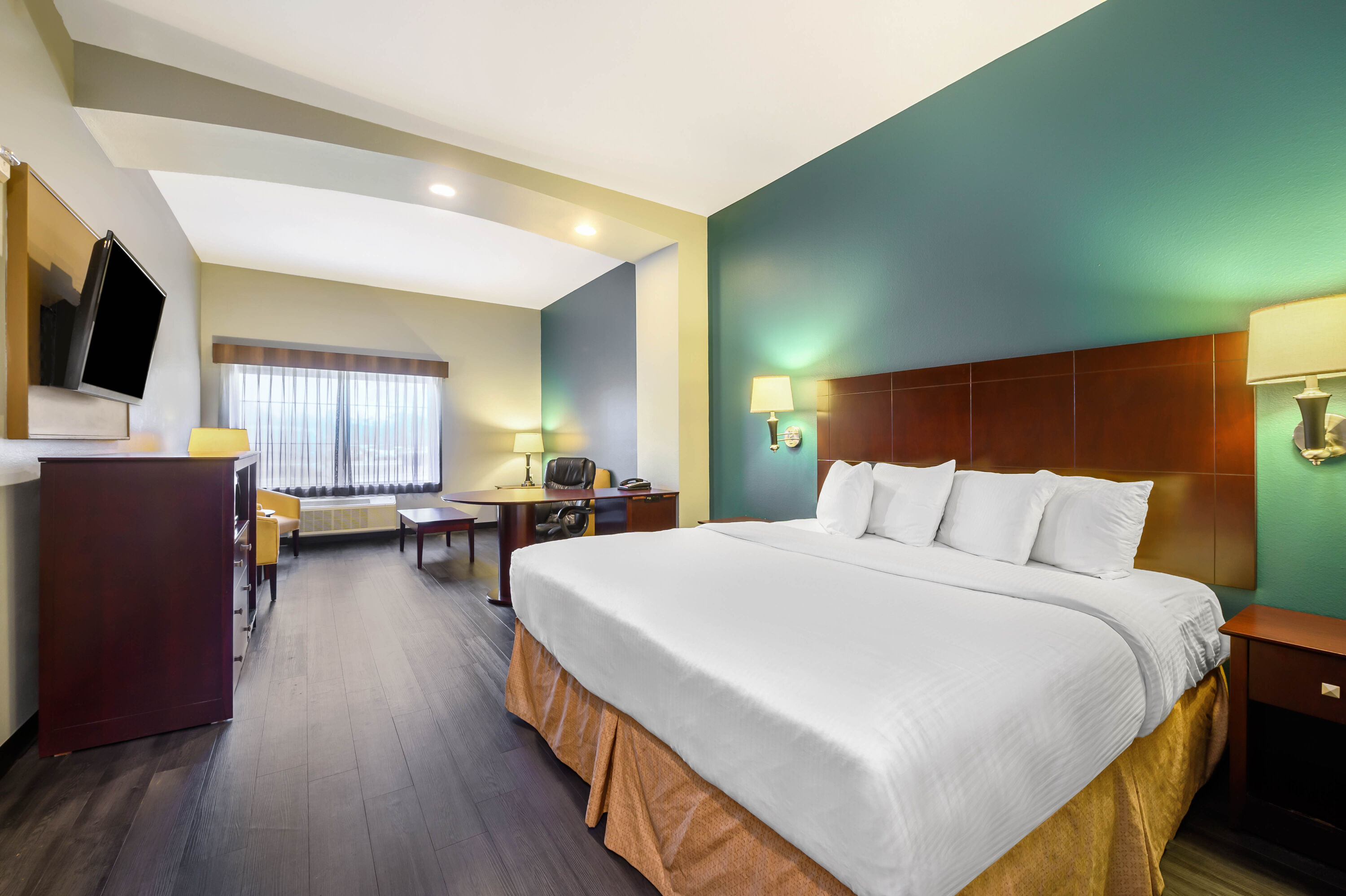 La Quinta Inn & Suites by Wyndham Longview North suite in Longview, Texas