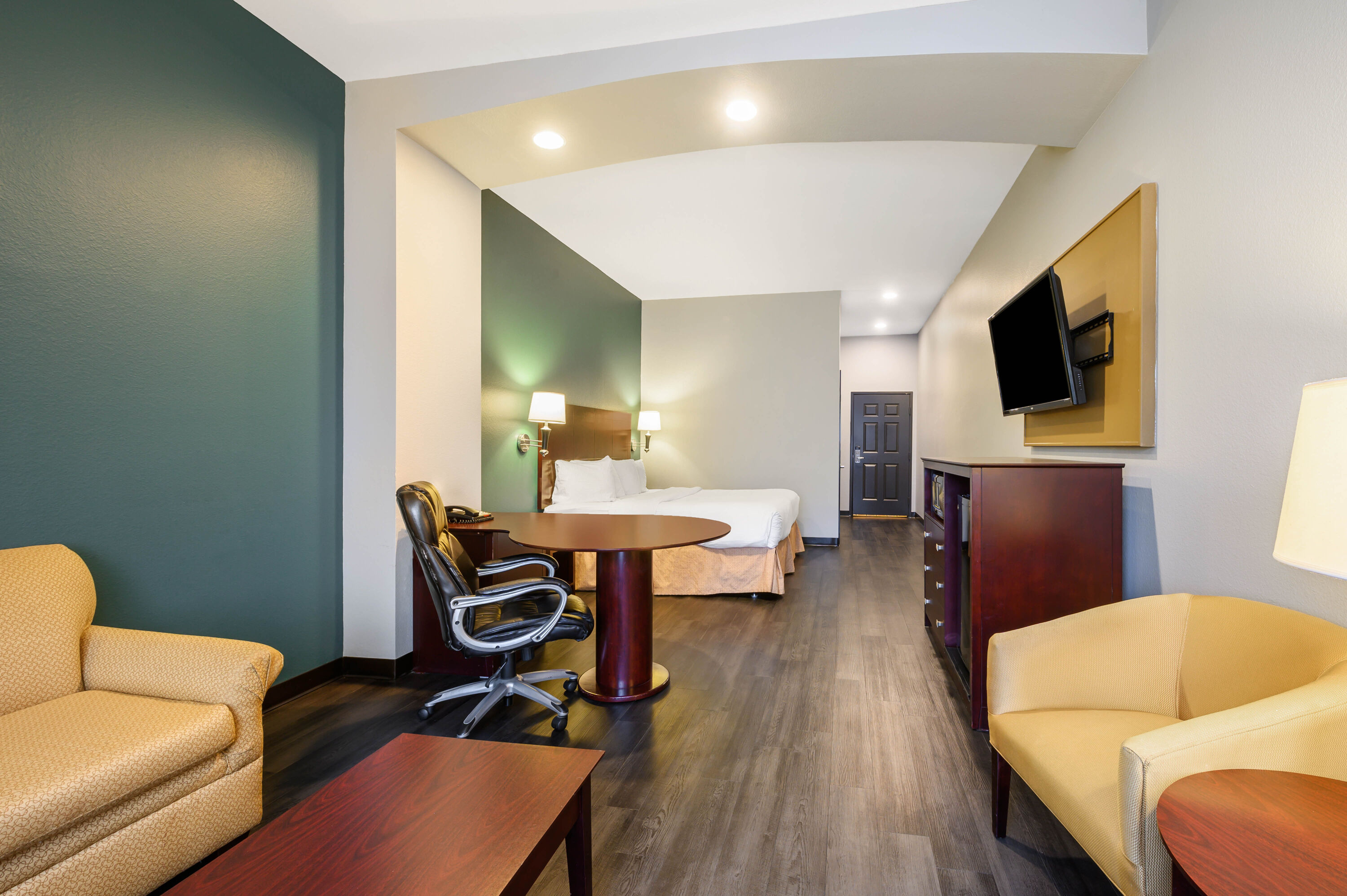 La Quinta Inn & Suites by Wyndham Longview North suite in Longview, Texas