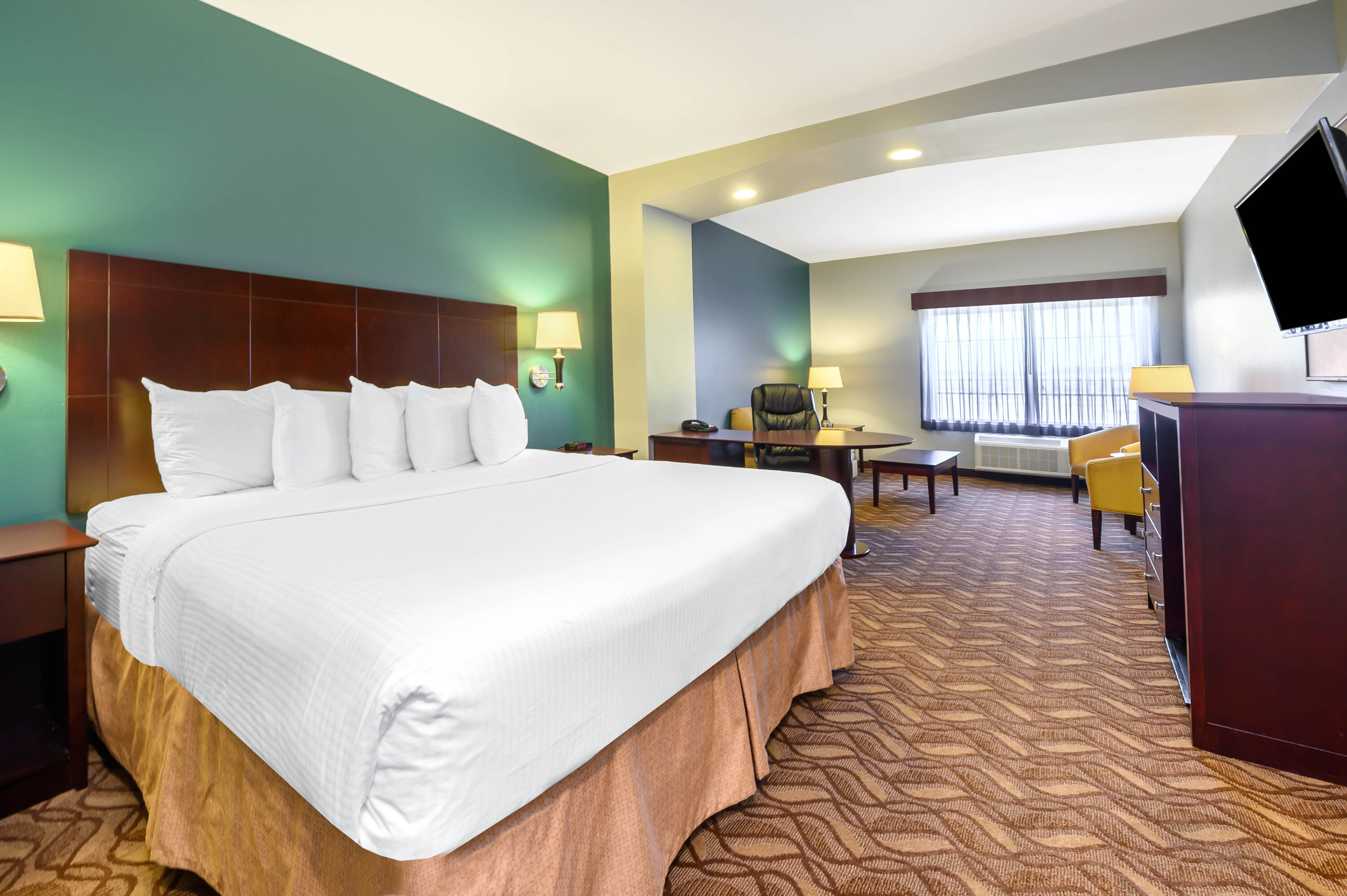 La Quinta Inn & Suites by Wyndham Longview North suite in Longview, Texas