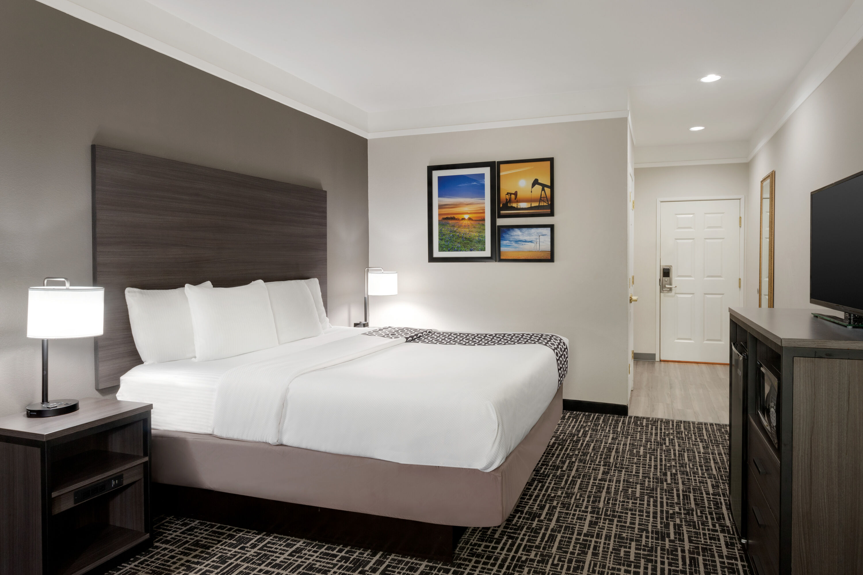 Guest room at the La Quinta Inn & Suites by Wyndham I-20 Longview South in Longview, Texas