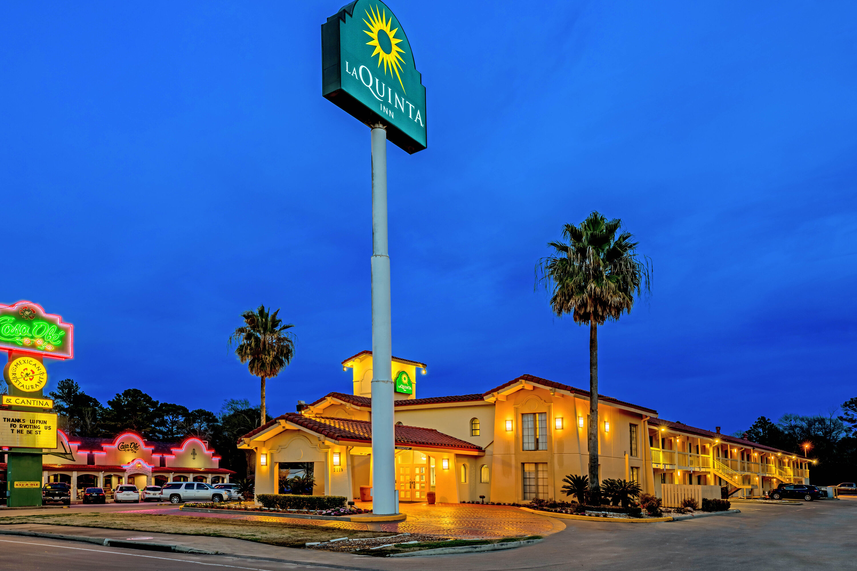 Exterior Dusk Image of La Quinta Inn by Wyndham Lufkin hotel in Lufkin, Texas