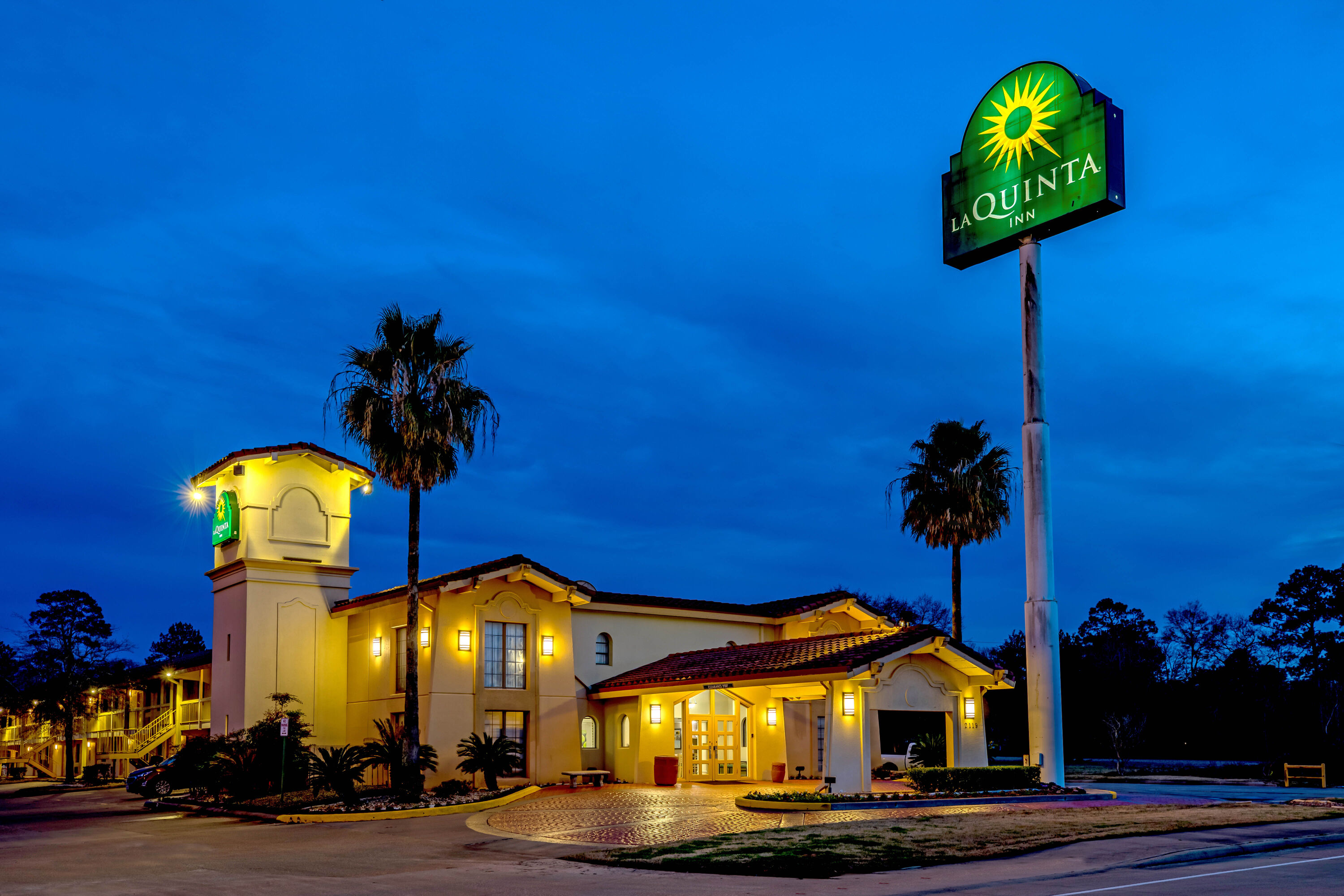 Exterior Dusk Image of La Quinta Inn by Wyndham Lufkin hotel in Lufkin, Texas