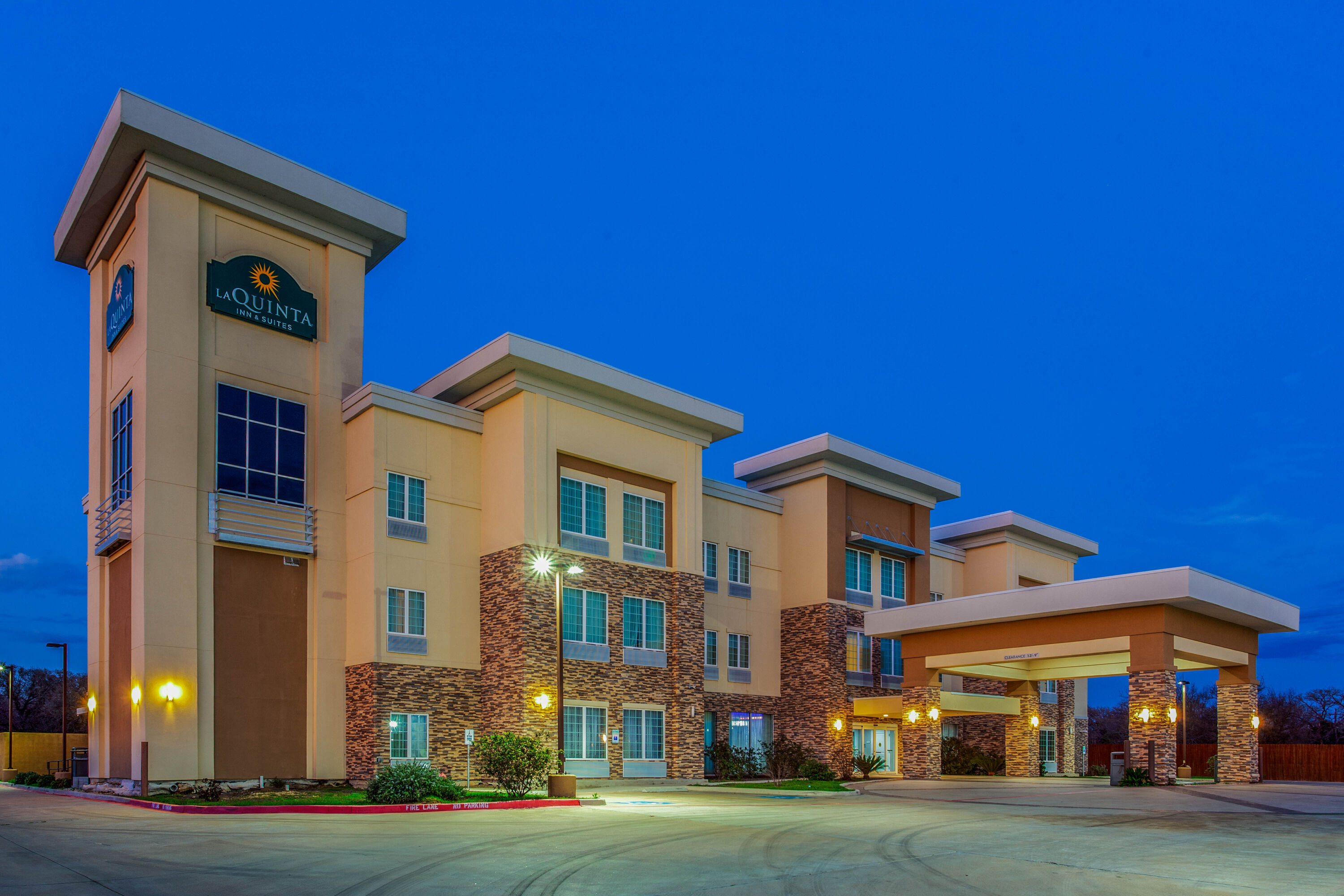 La Quinta Inn & Suites by Wyndham Luling | Luling, TX Hotels