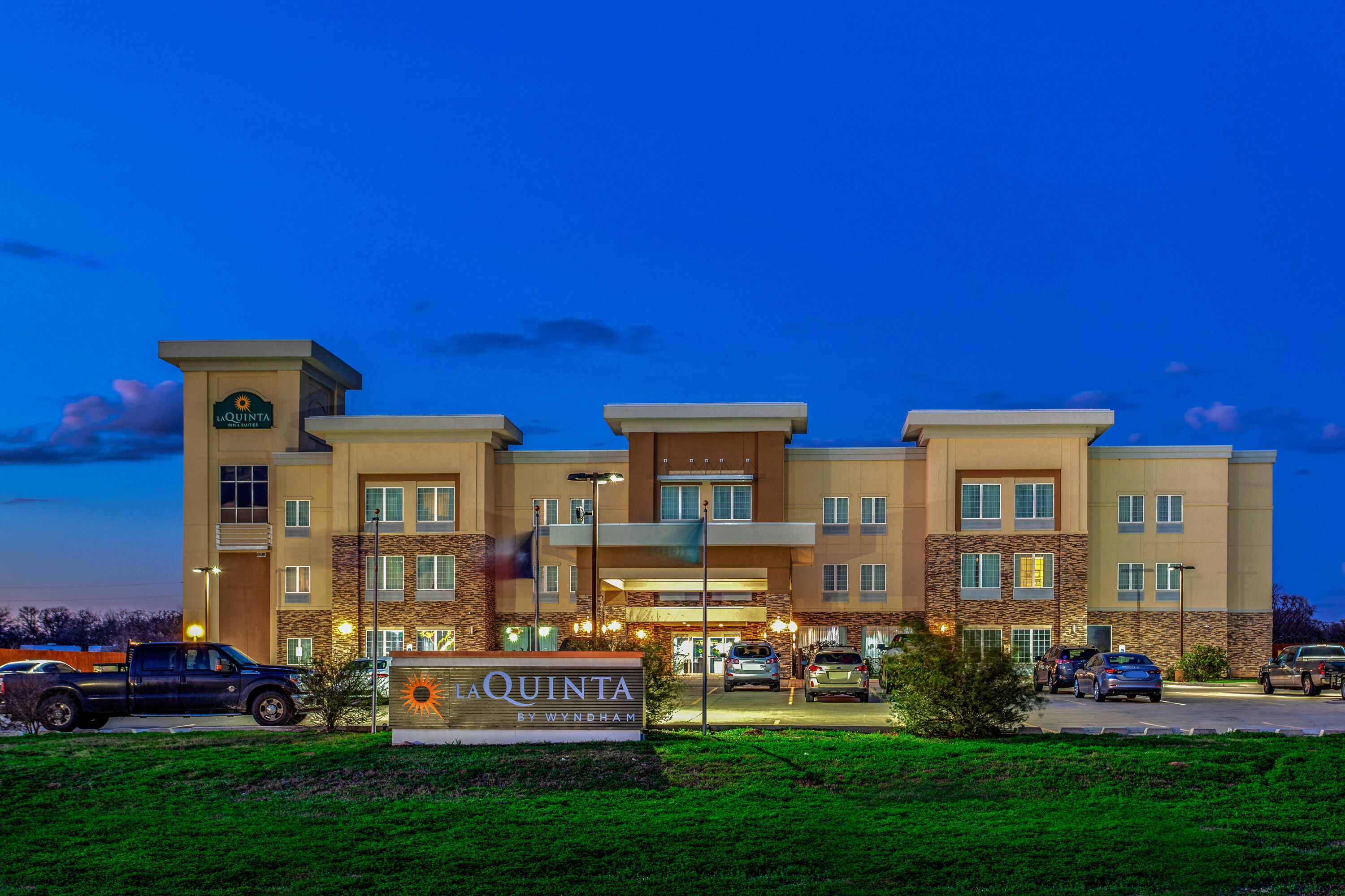 Exterior Night Image of La Quinta Inn & Suites by Wyndham Luling hotel in Luling, Texas