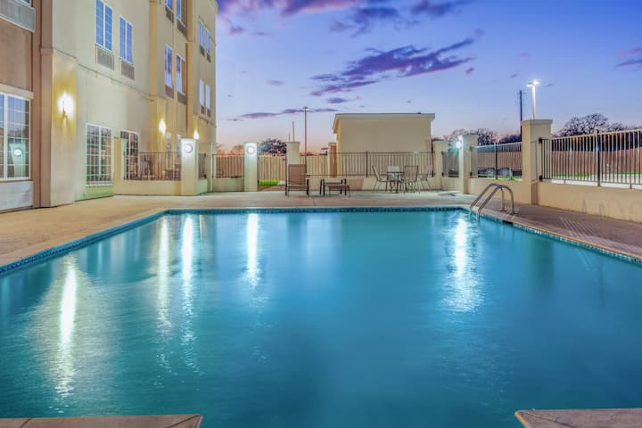 La Quinta Inn & Suites by Wyndham Luling | Luling, TX Hotels