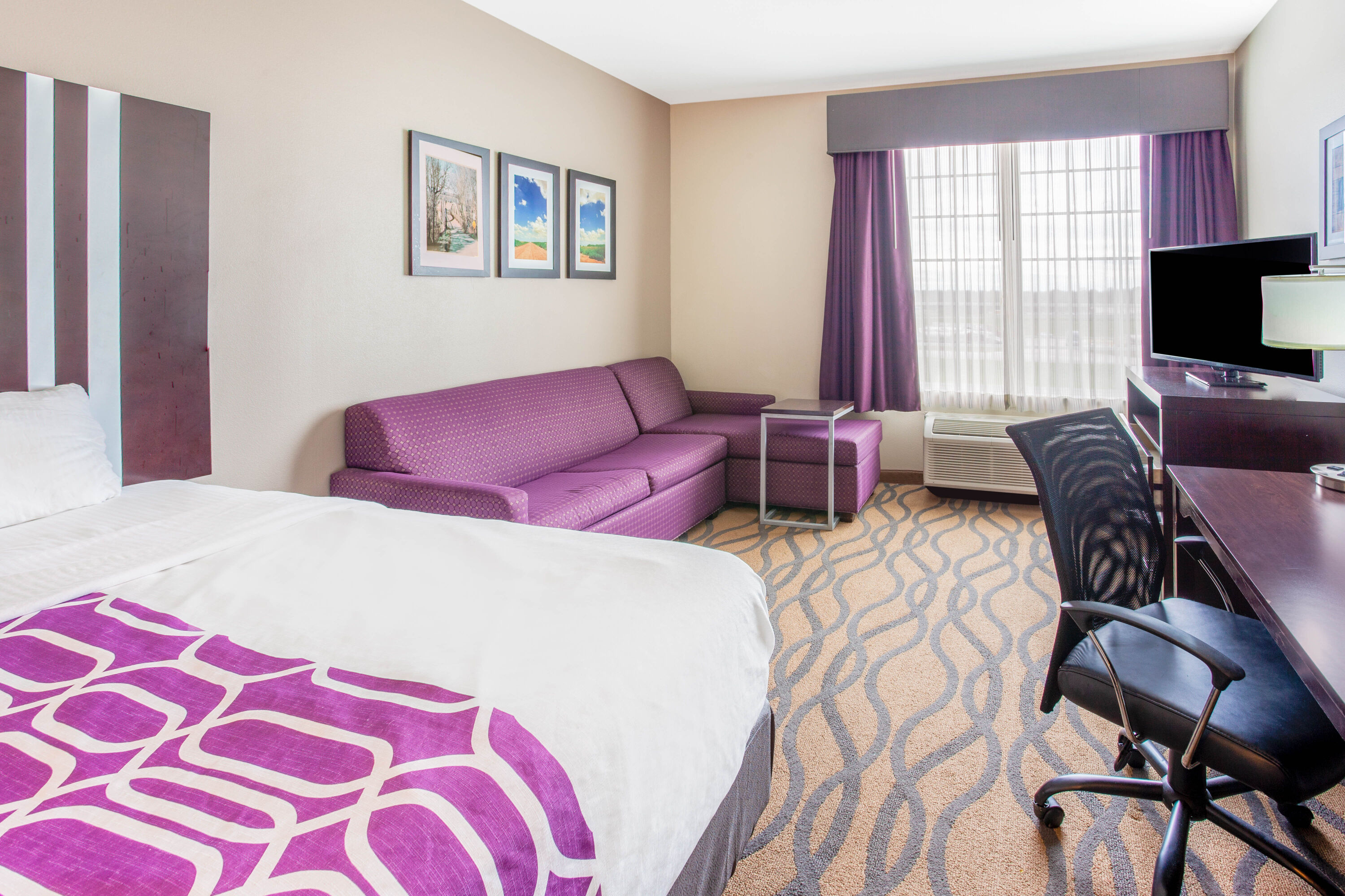 La Quinta Inn & Suites by Wyndham Luling suite in Luling, Texas