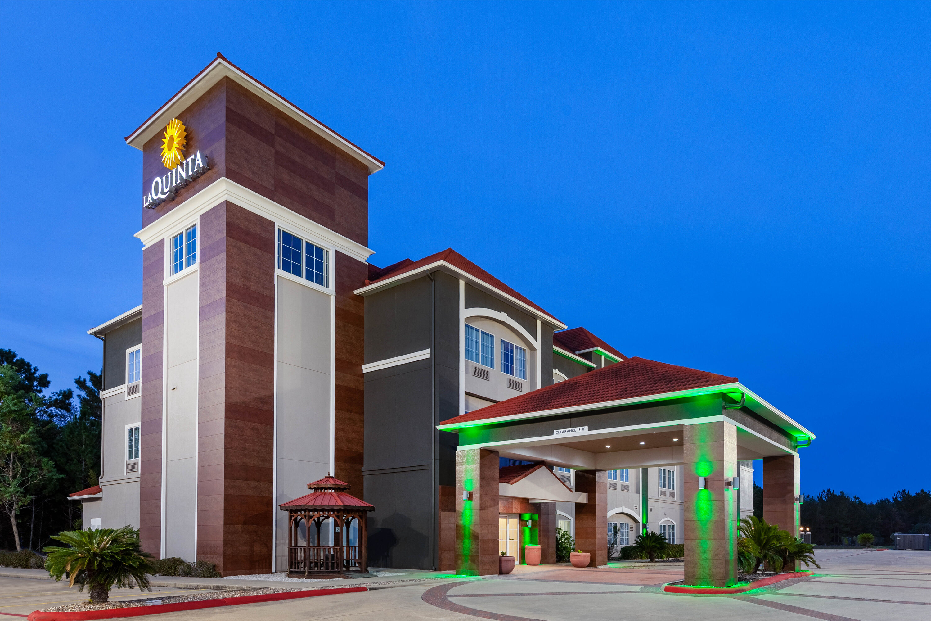 La Quinta Inn & Suites by Wyndham Lumberton | Lumberton, TX Hotels