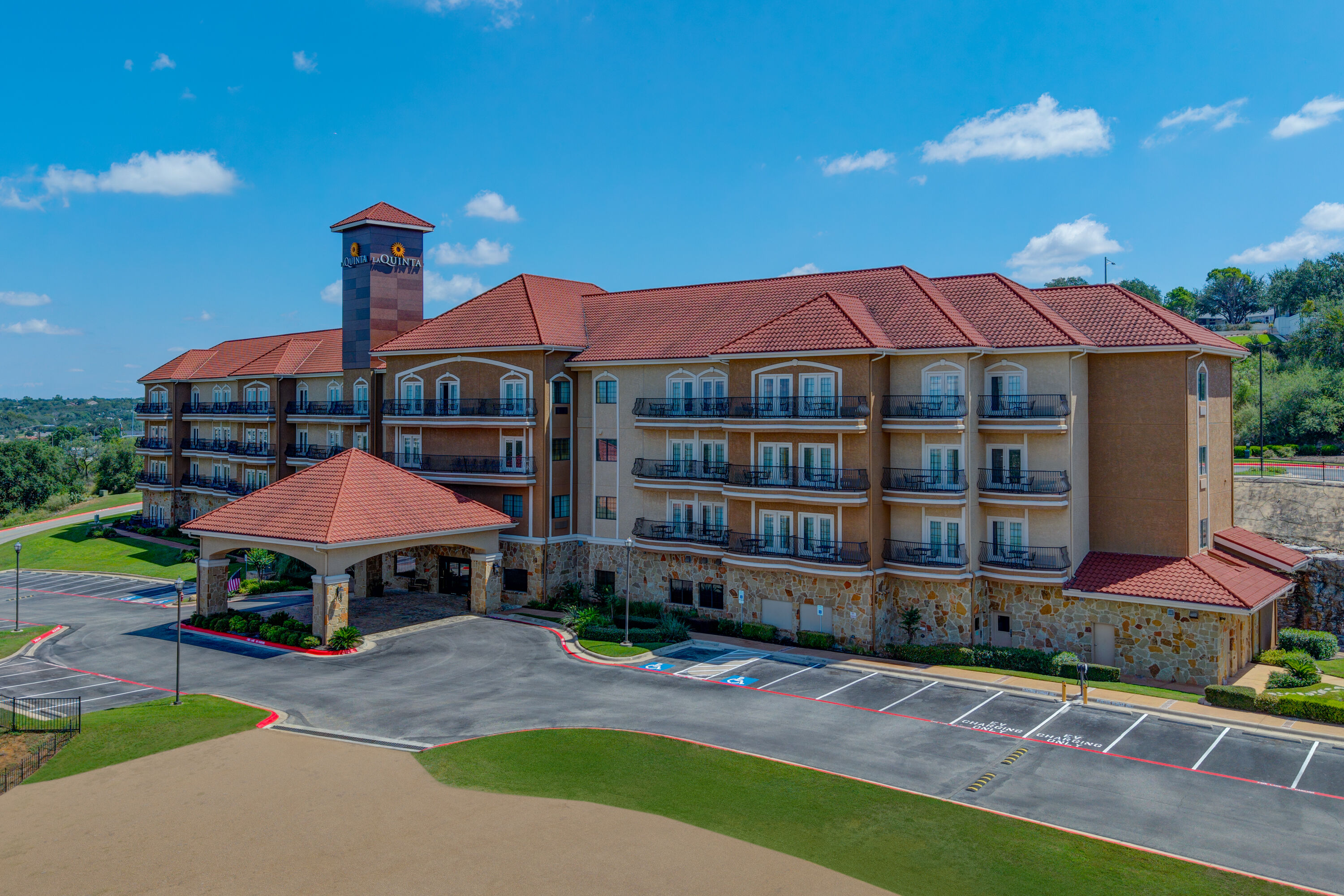 Exterior Day Image of La Quinta Inn & Suites by Wyndham Marble Falls hotel in Marble Falls, Texas