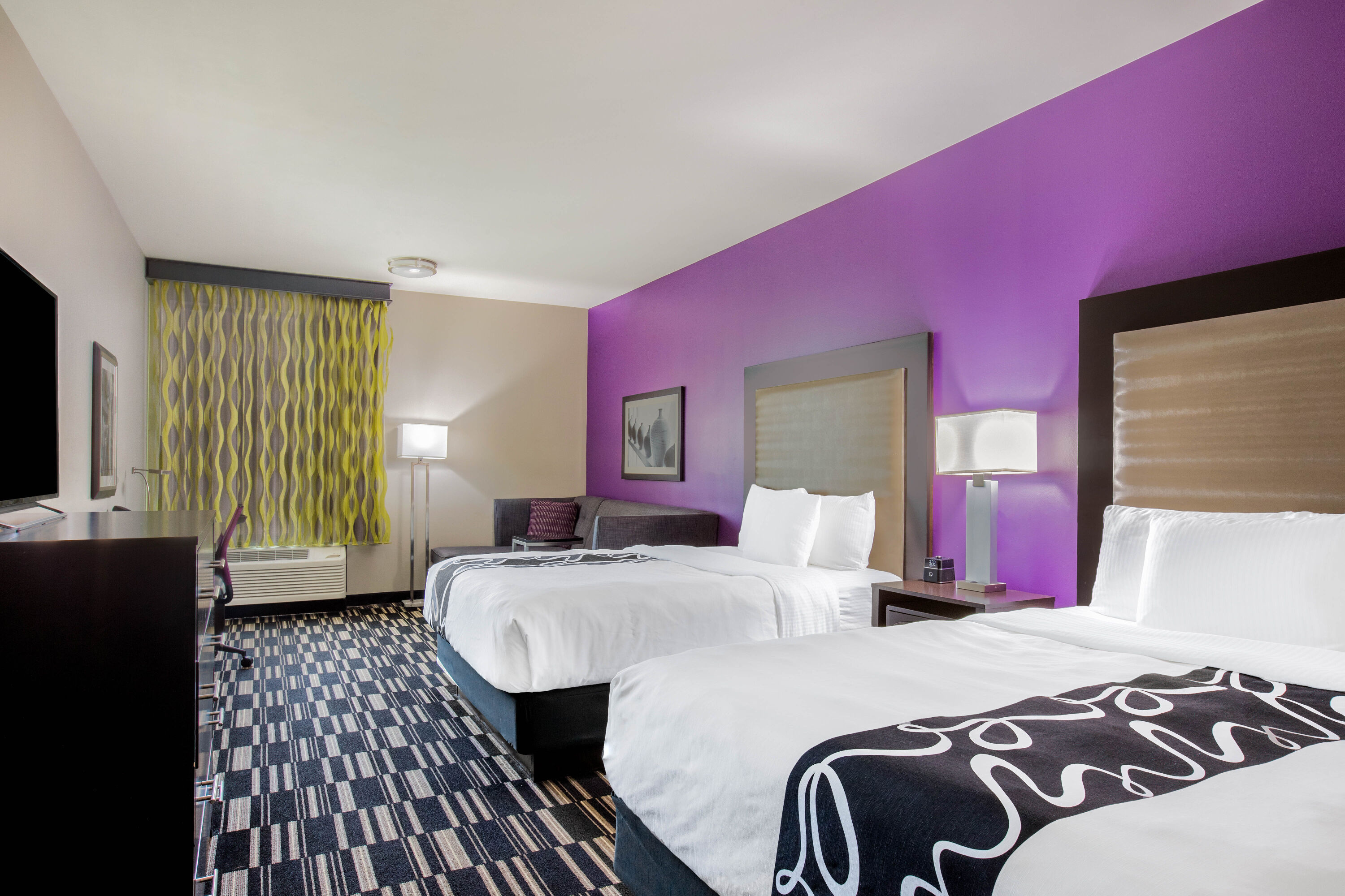 La Quinta Inn & Suites by Wyndham McAllen Convention Center - hotel rooms