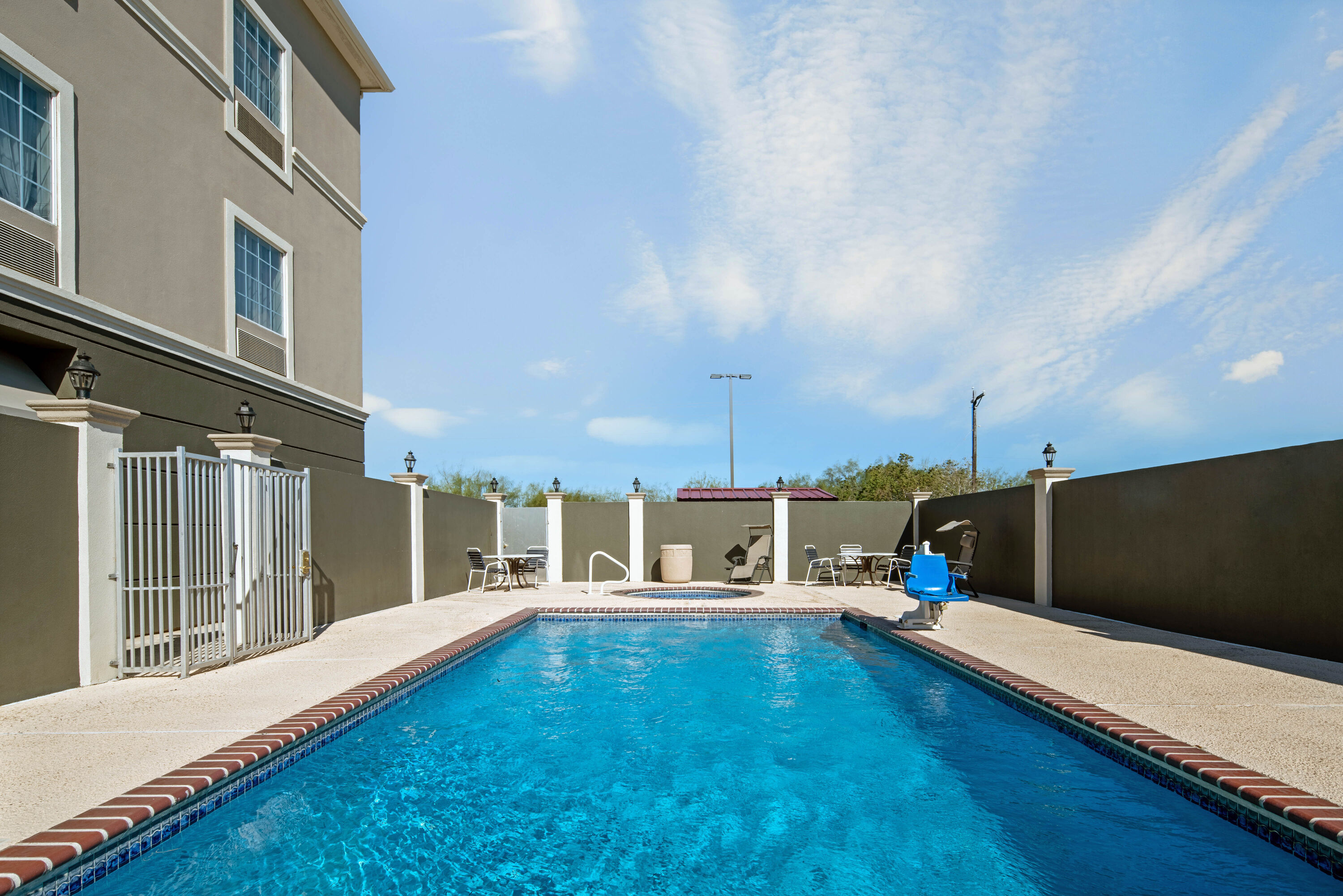 La Quinta Inn & Suites by Wyndham Mercedes Outlet Mall Hoteles en