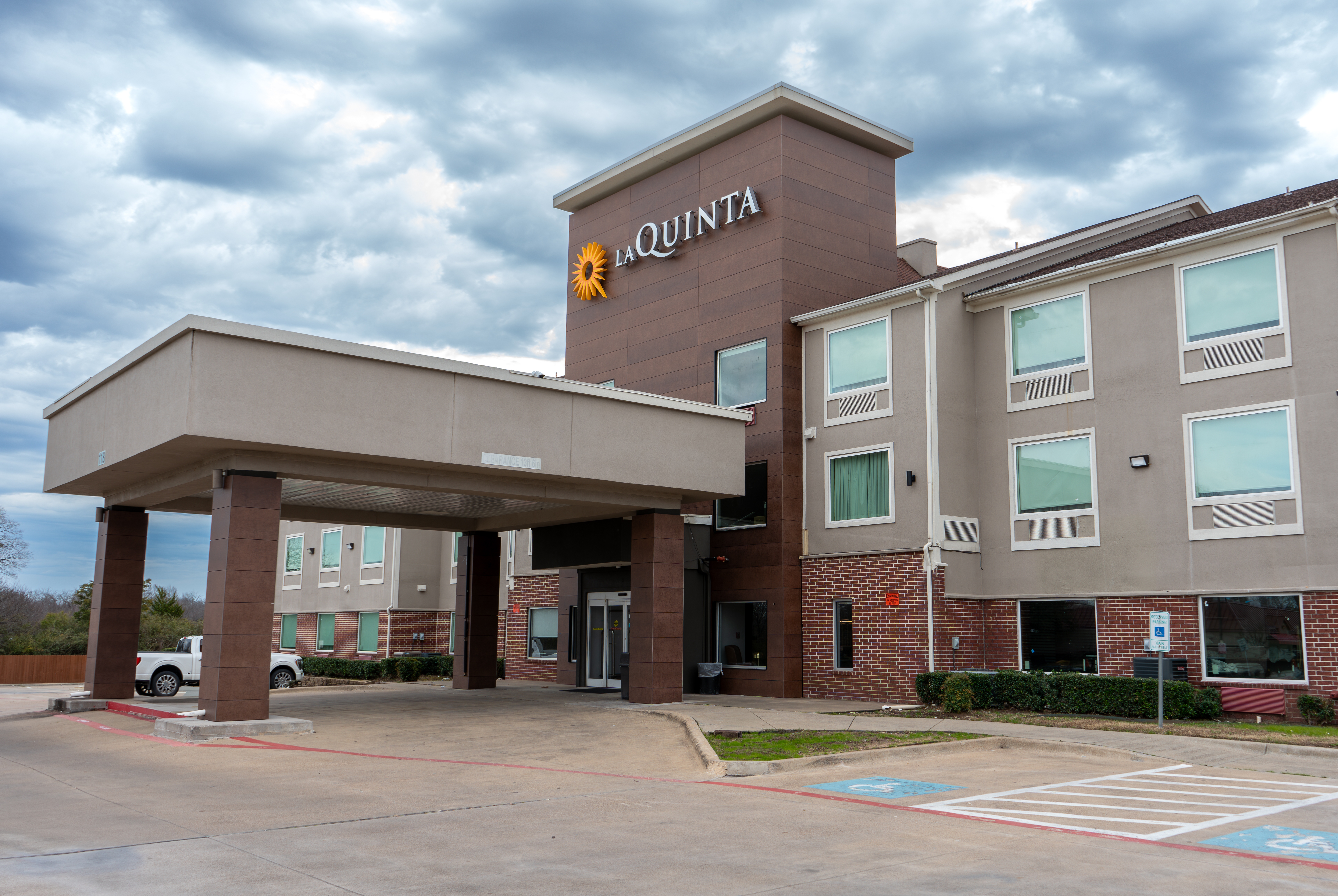 Exterior of La Quinta Inn & Suites by Wyndham Dallas Mesquite hotel in Mesquite, Texas