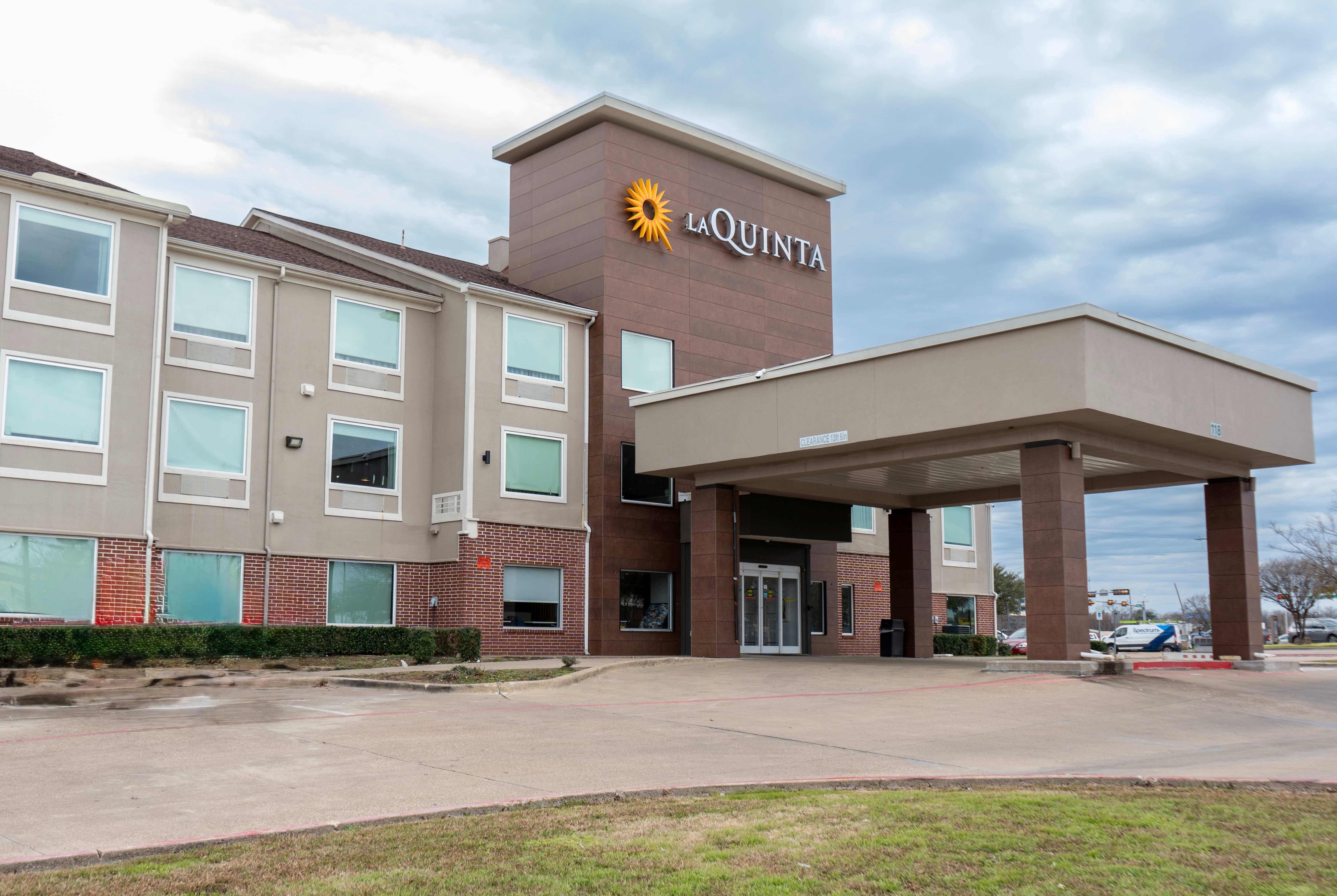 Exterior of La Quinta Inn & Suites by Wyndham Dallas Mesquite hotel in Mesquite, Texas