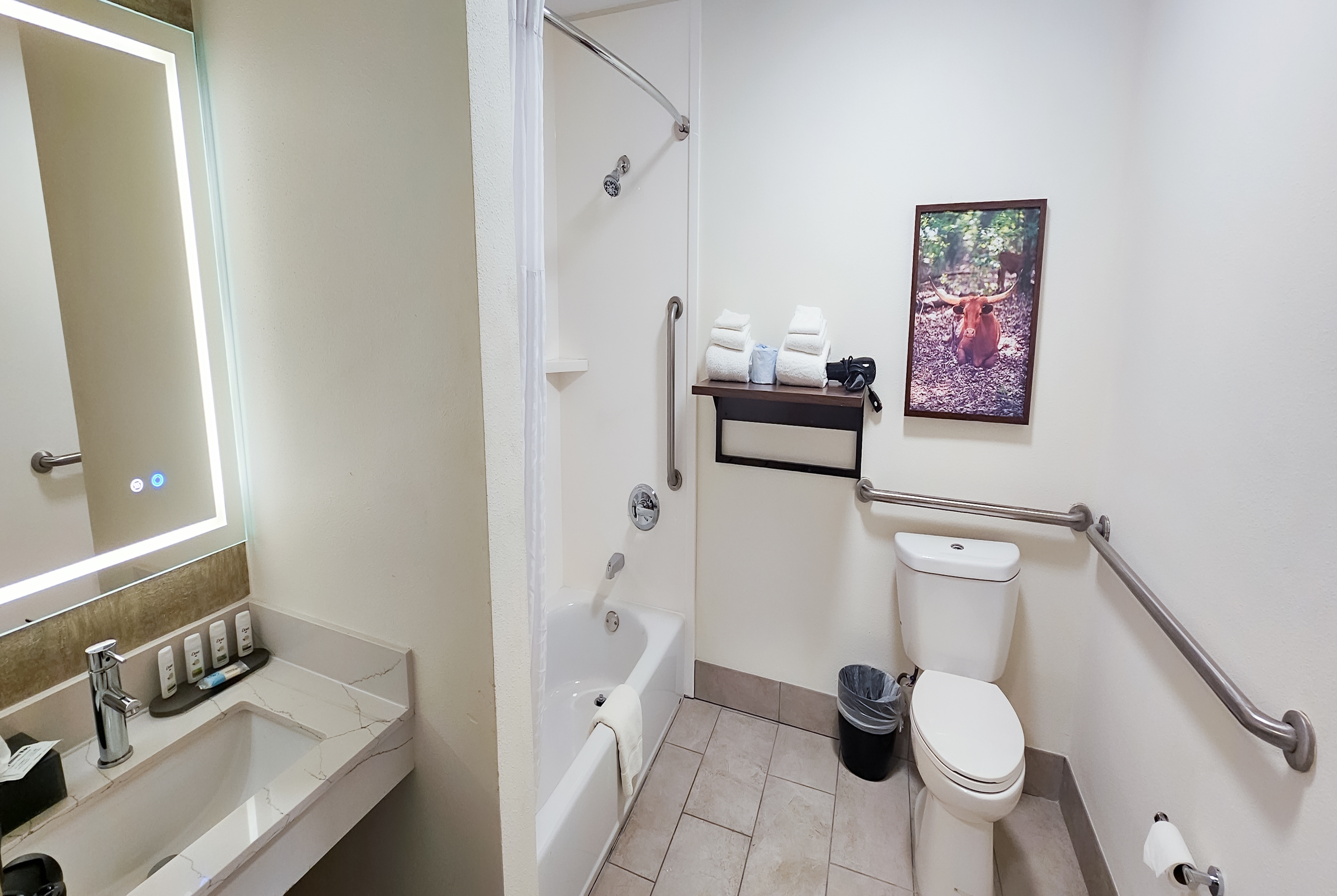 Guest room bath at the La Quinta Inn & Suites by Wyndham Dallas Mesquite in Mesquite, Texas