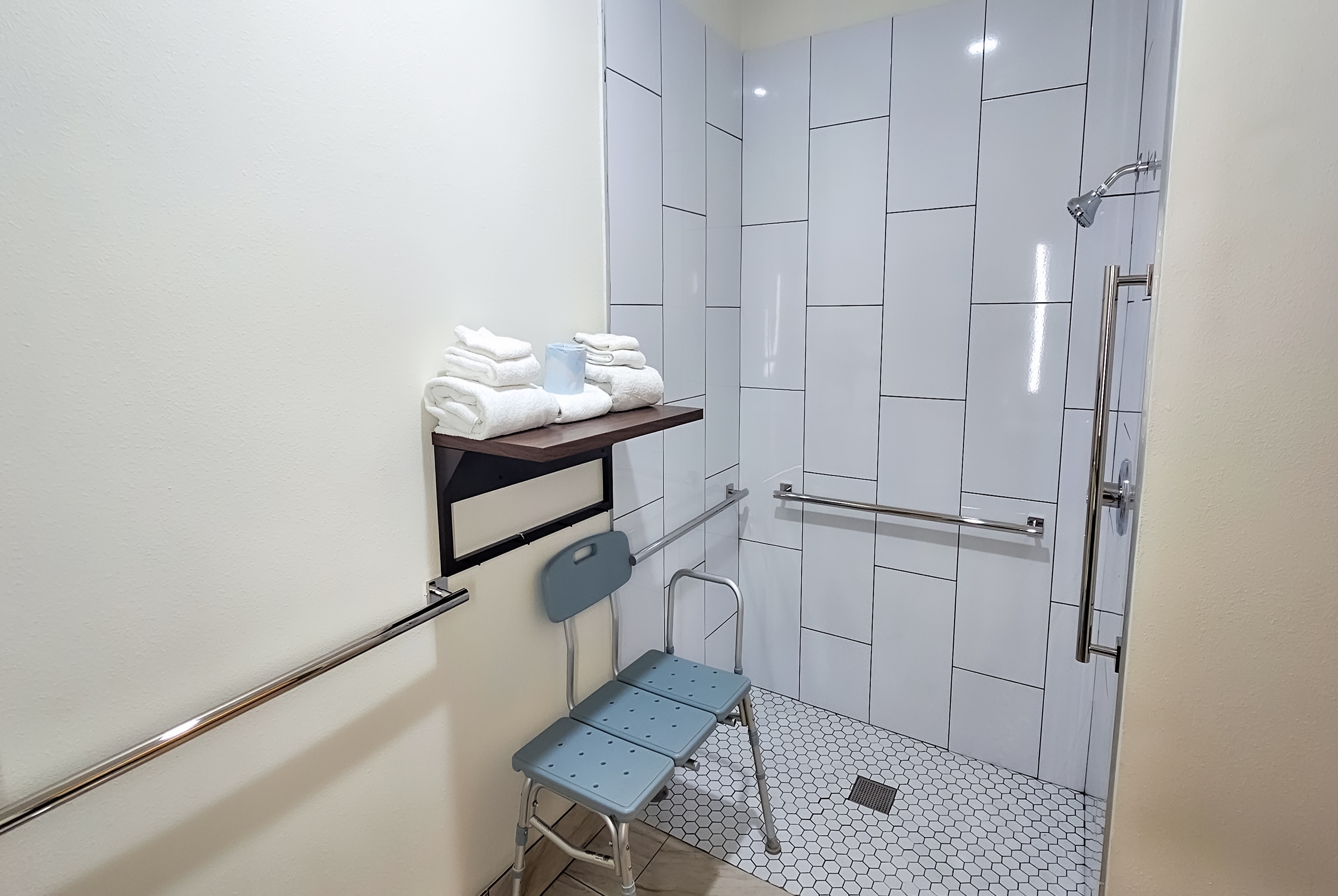 Guest room bath at the La Quinta Inn & Suites by Wyndham Dallas Mesquite in Mesquite, Texas