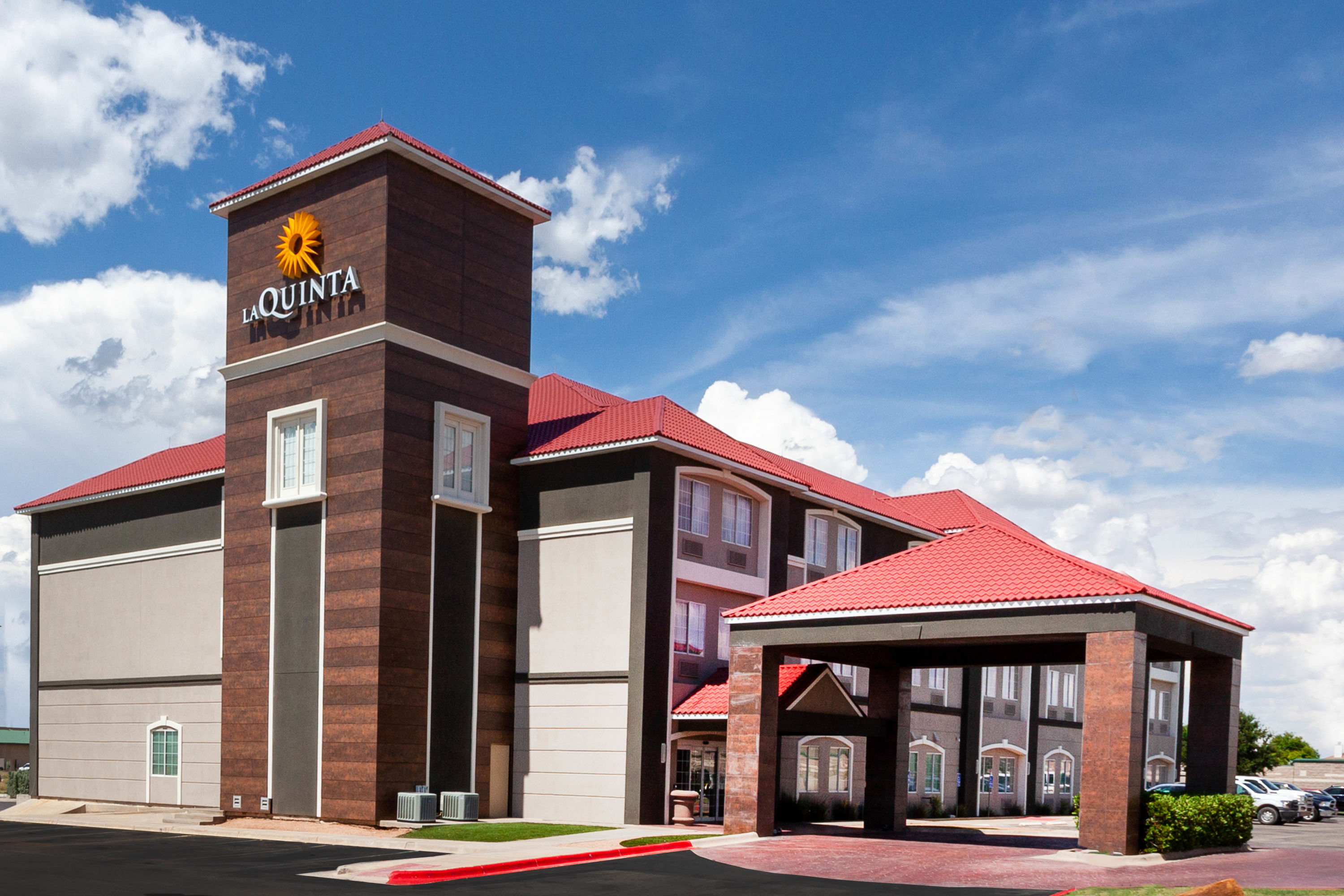 Exterior Day Image of La Quinta Inn & Suites by Wyndham Midland North hotel in Midland, Texas