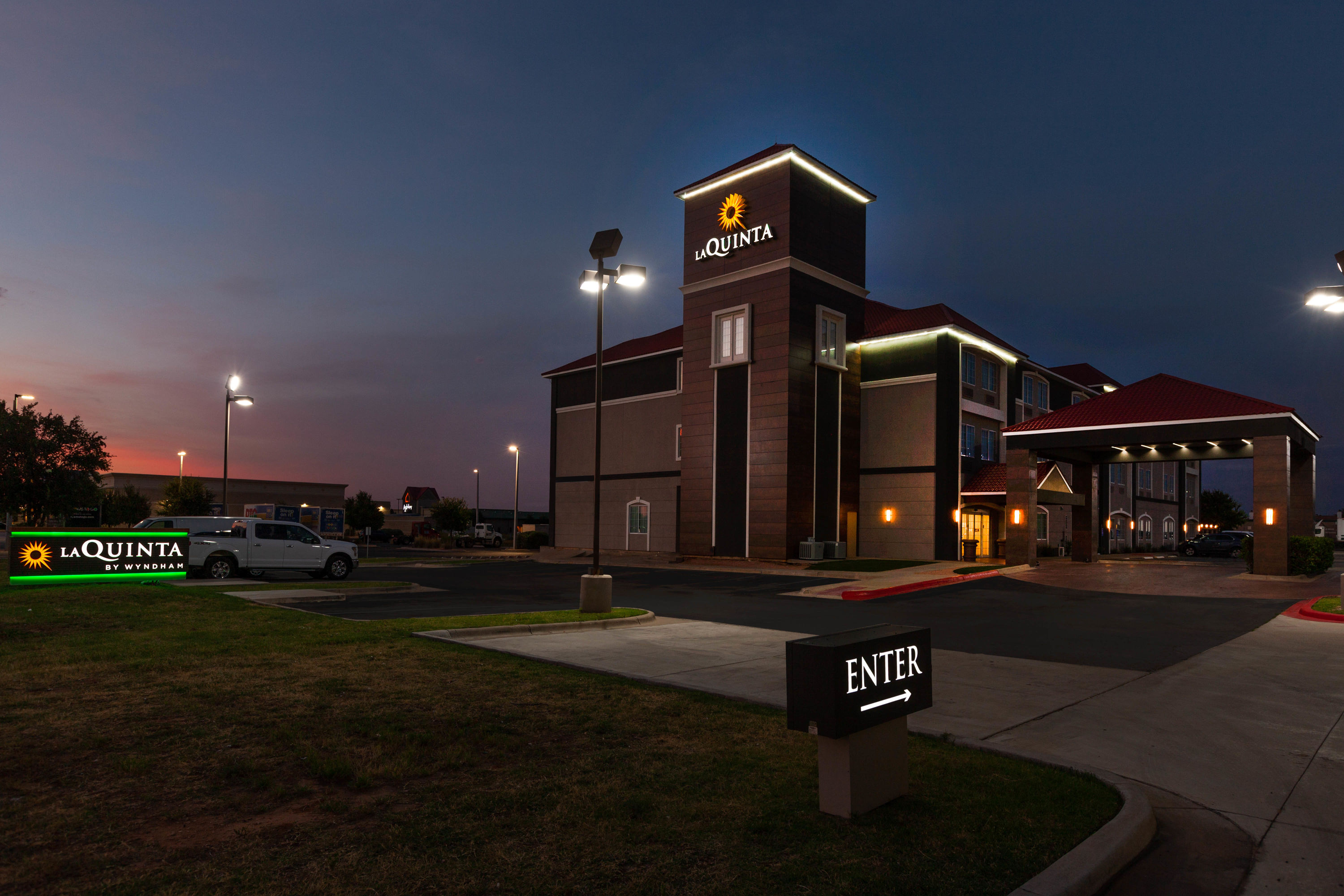 Exterior Night Image of La Quinta Inn & Suites by Wyndham Midland North hotel in Midland, Texas