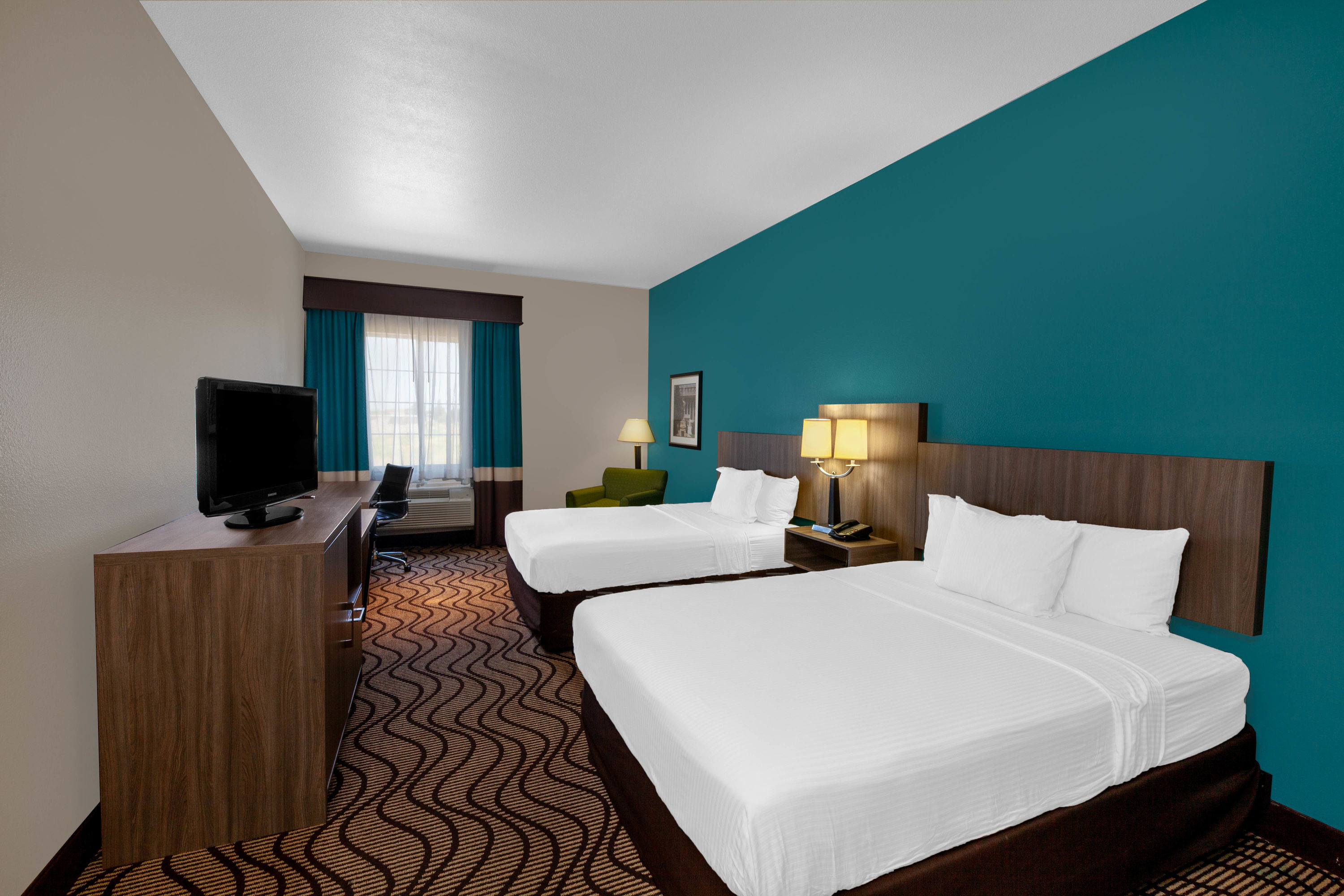 Guest room at the La Quinta Inn & Suites by Wyndham Midland North in Midland, Texas
