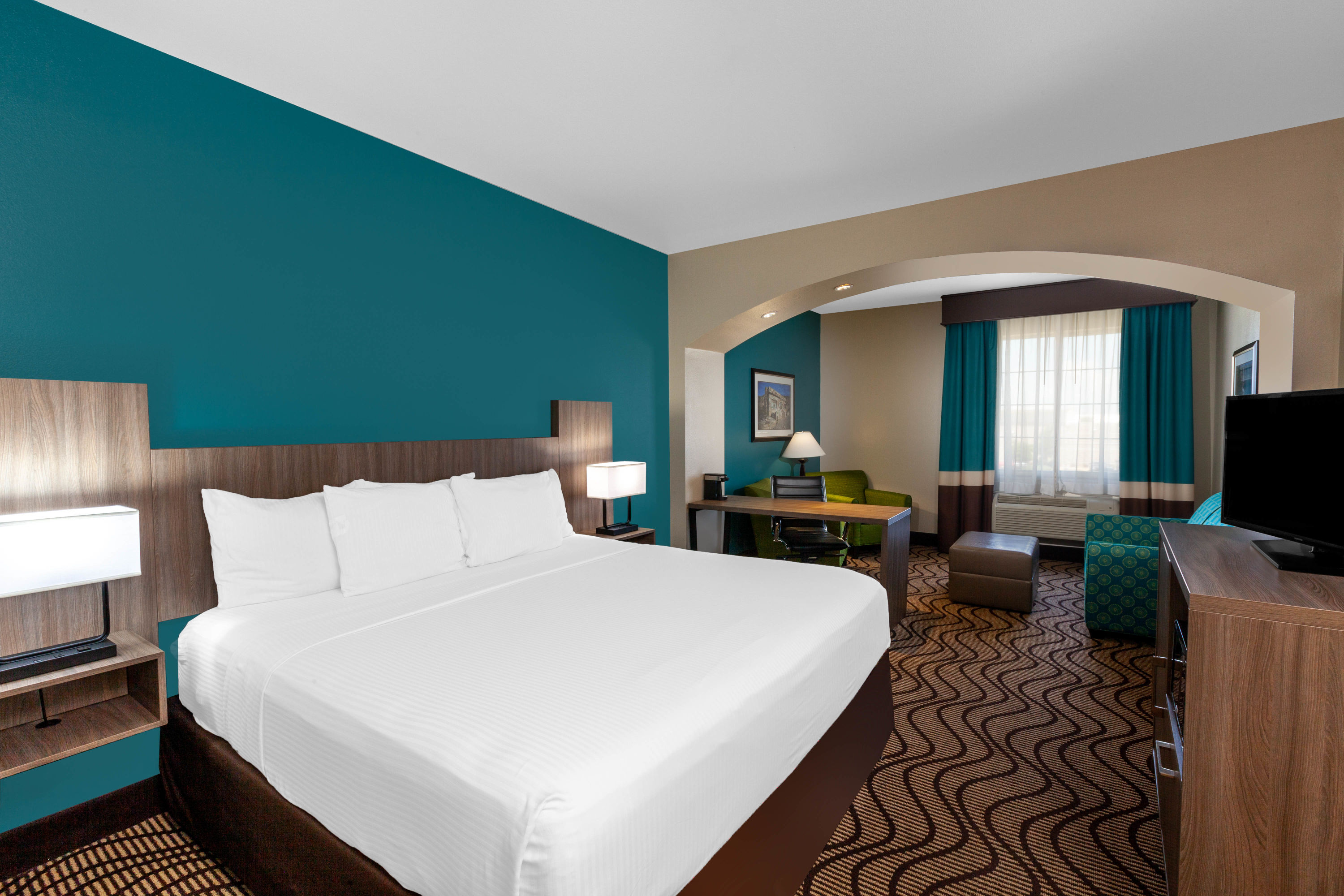 Guest room at the La Quinta Inn & Suites by Wyndham Midland North in Midland, Texas
