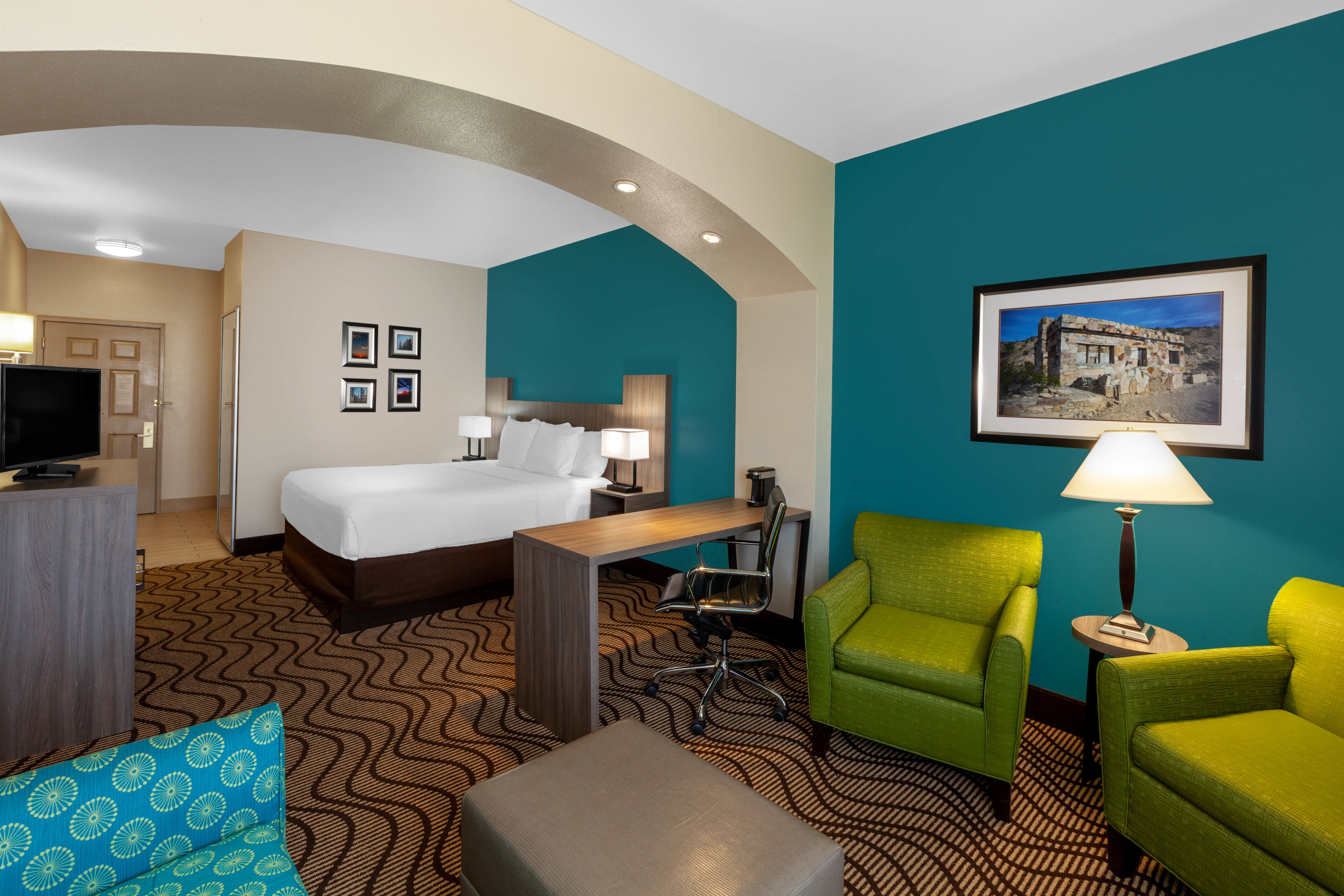 Guest room at the La Quinta Inn & Suites by Wyndham Midland North in Midland, Texas