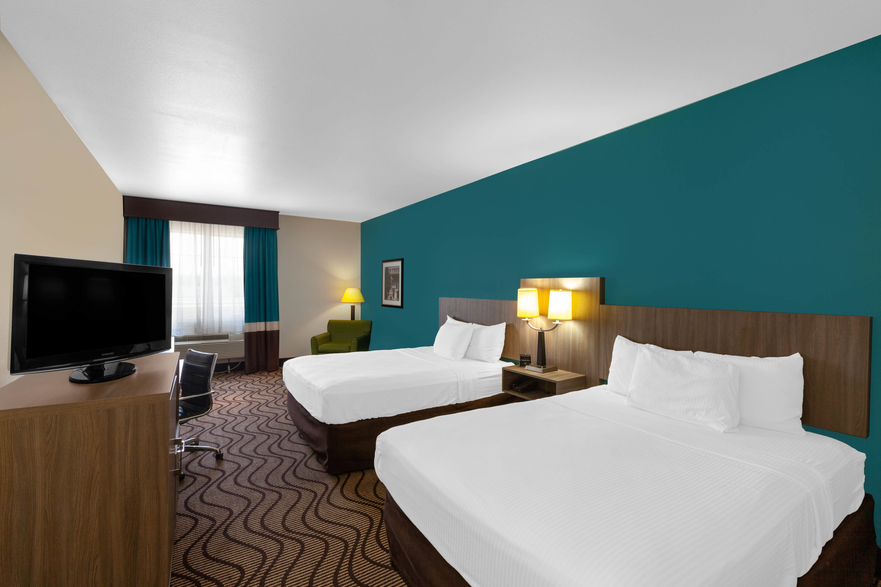 Guest room at the La Quinta Inn & Suites by Wyndham Midland North in Midland, Texas
