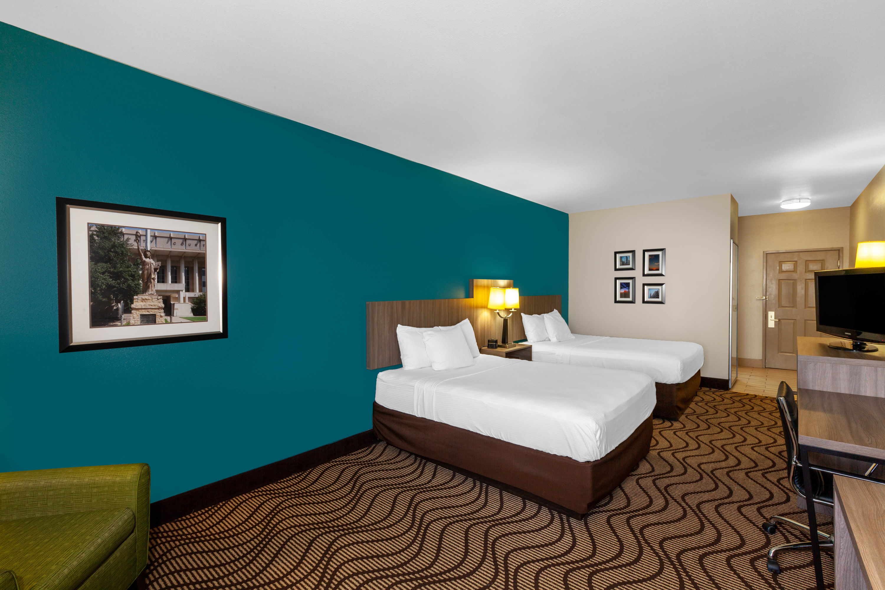 Guest room at the La Quinta Inn & Suites by Wyndham Midland North in Midland, Texas