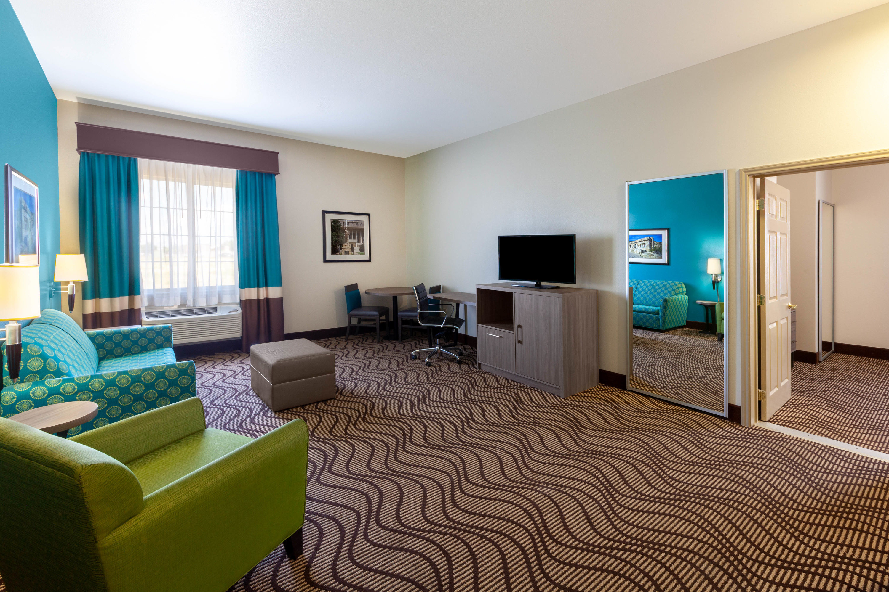 La Quinta Inn & Suites by Wyndham Midland North suite in Midland, Texas