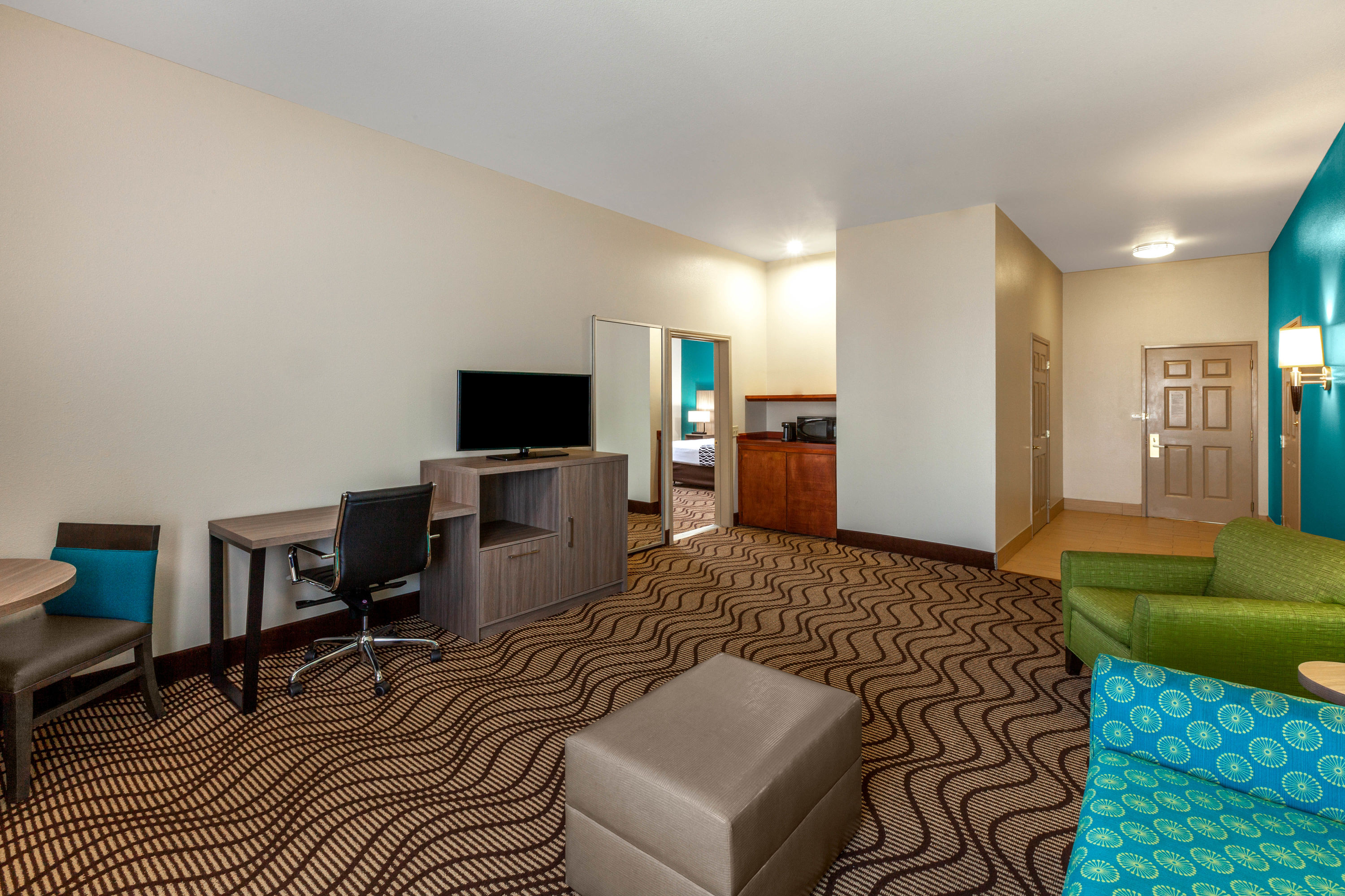 La Quinta Inn & Suites by Wyndham Midland North suite in Midland, Texas