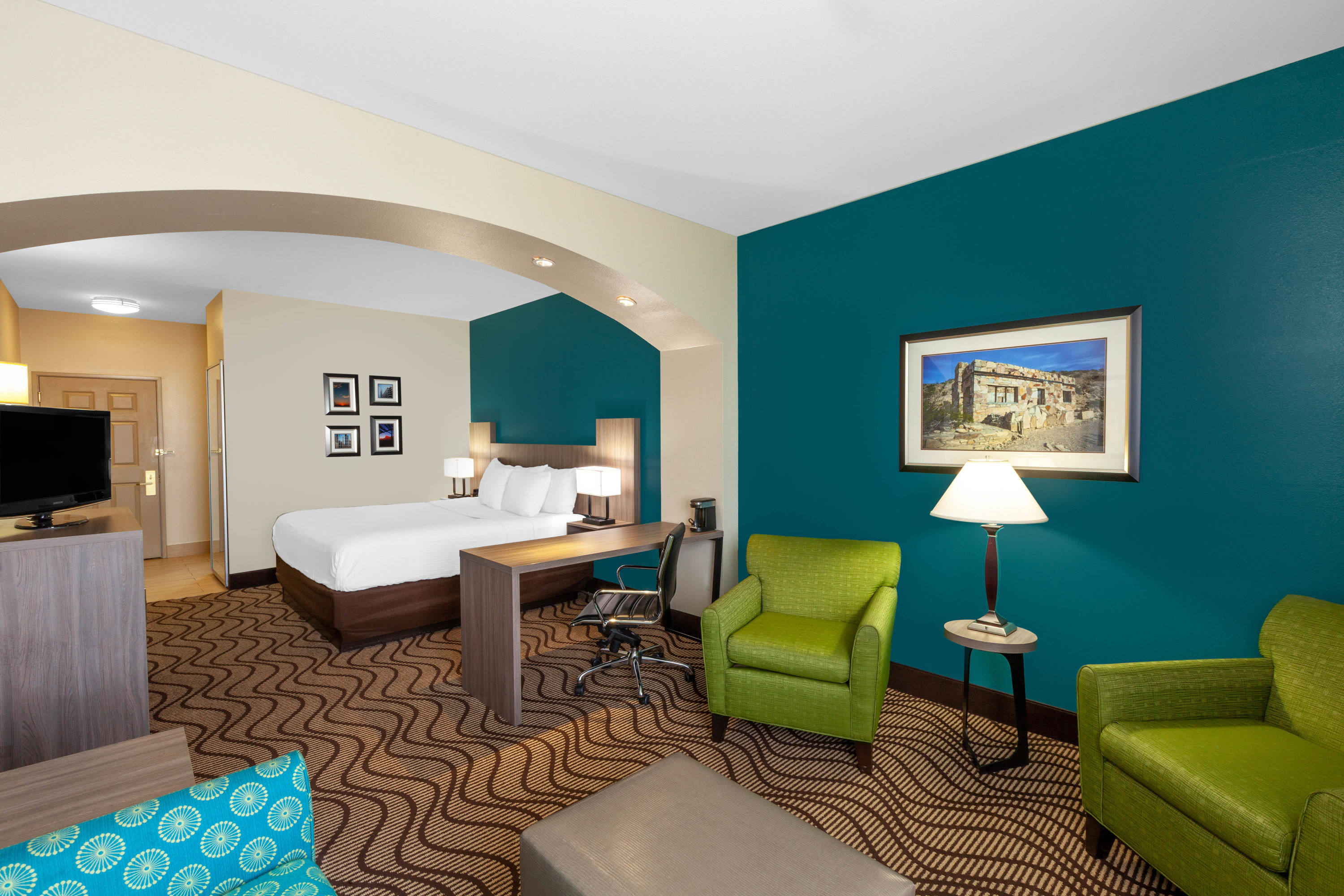 La Quinta Inn & Suites by Wyndham Midland North suite in Midland, Texas