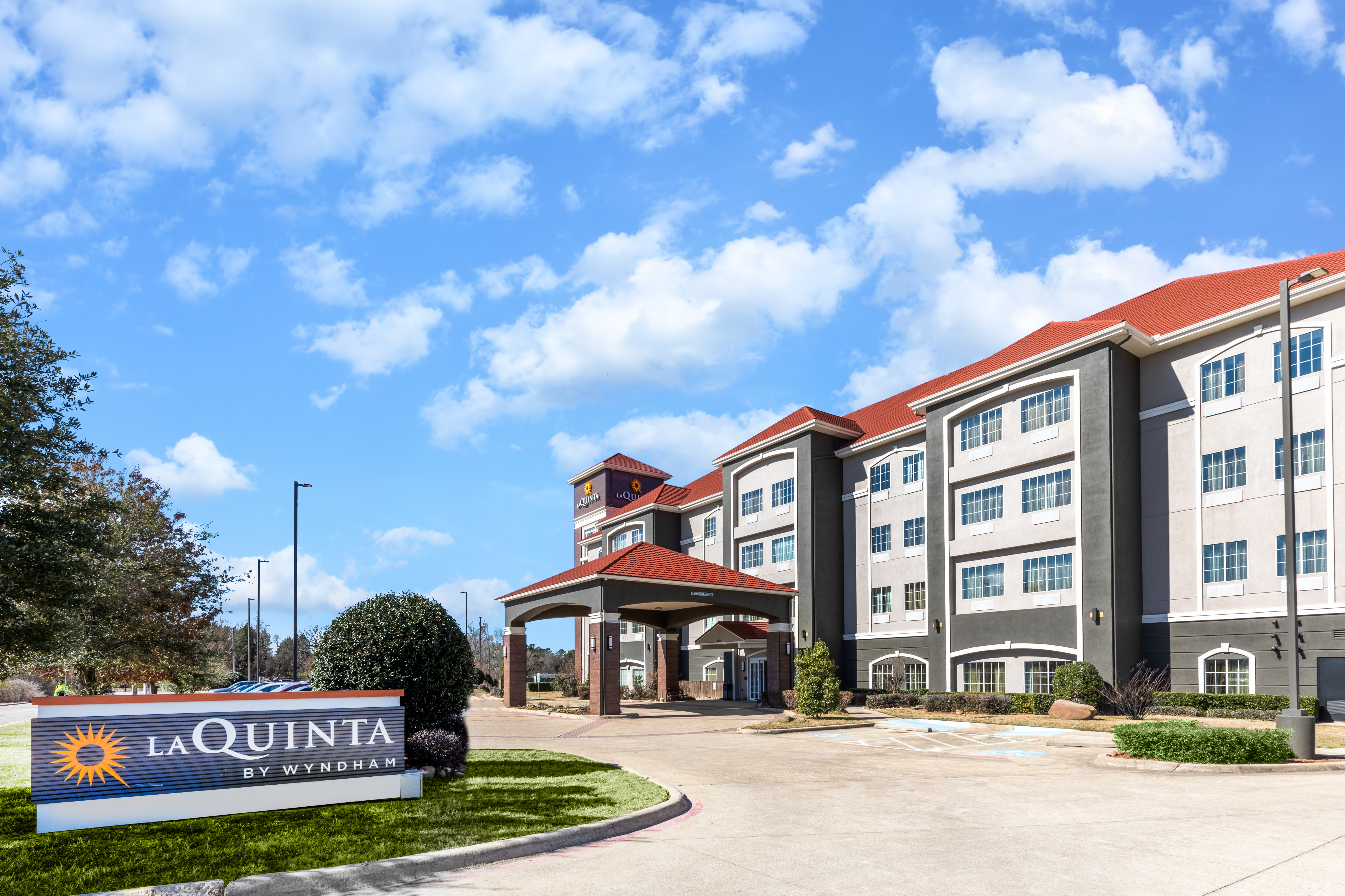 La Quinta Inn & Suites by Wyndham Mt. Pleasant Mt. Pleasant, TX Hotels