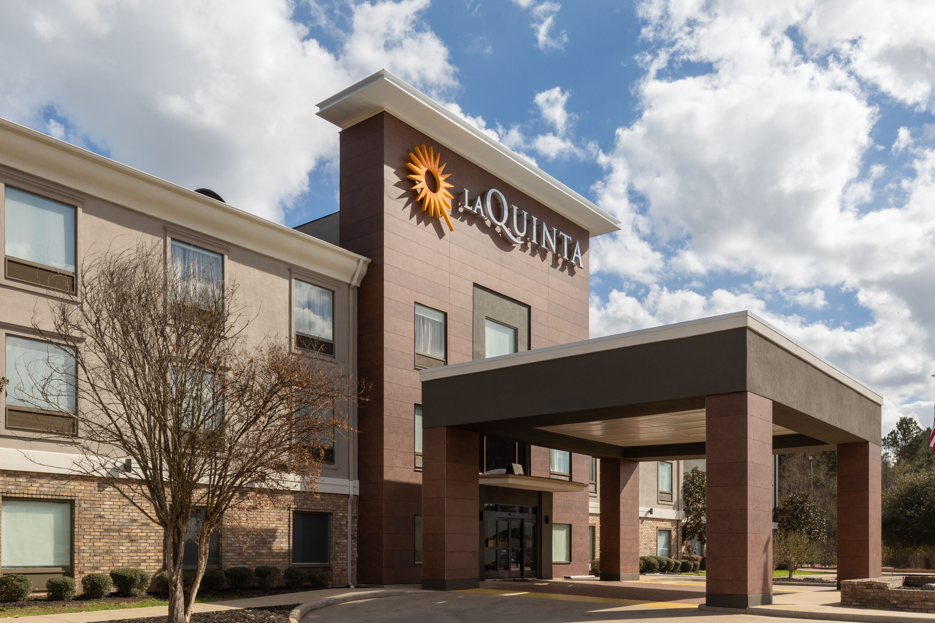 Exterior Day Image of La Quinta Inn & Suites Nacogdoches hotel in Nacogdoches, Texas