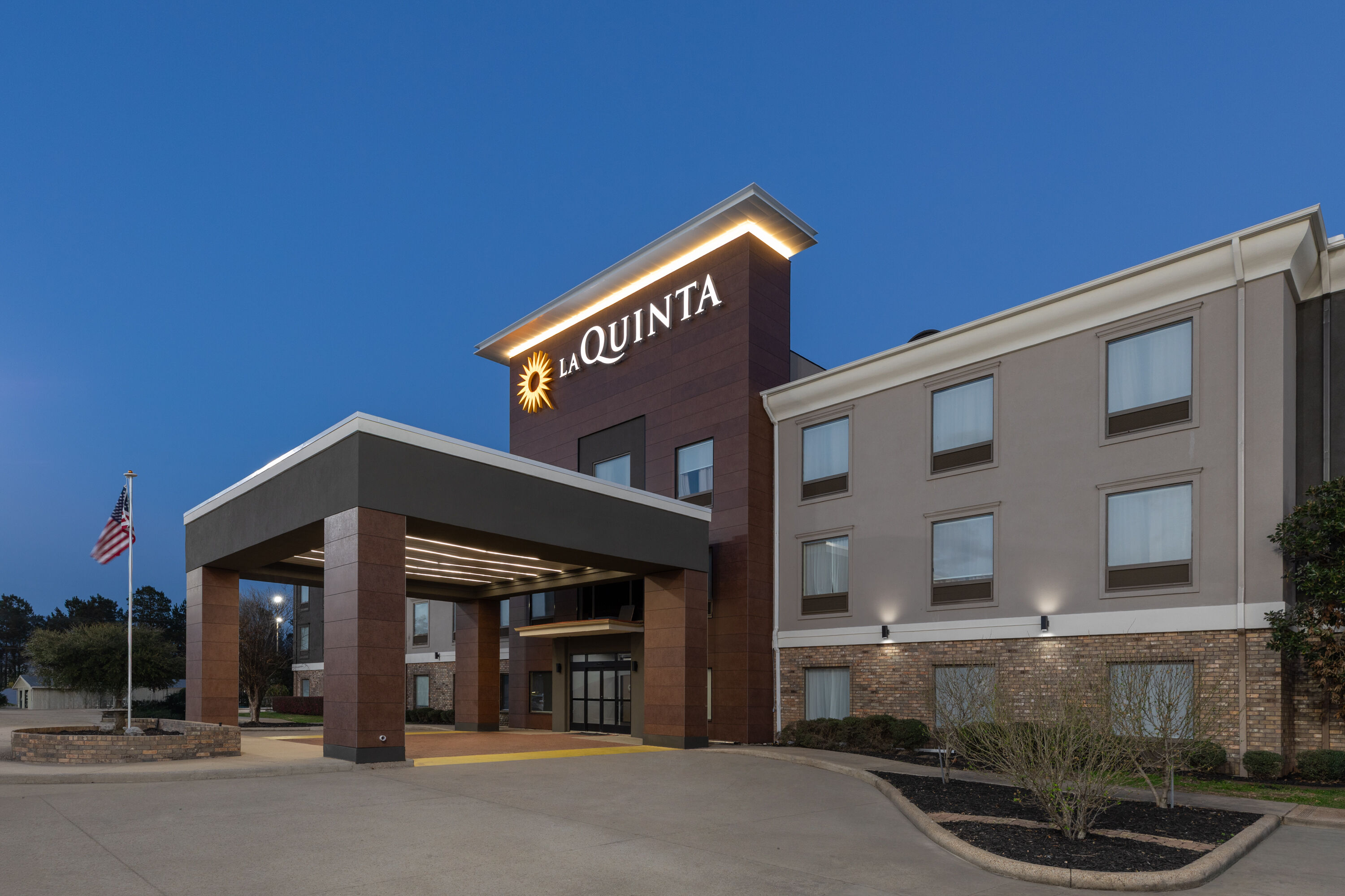 Exterior Dusk Image of La Quinta Inn & Suites Nacogdoches hotel in Nacogdoches, Texas