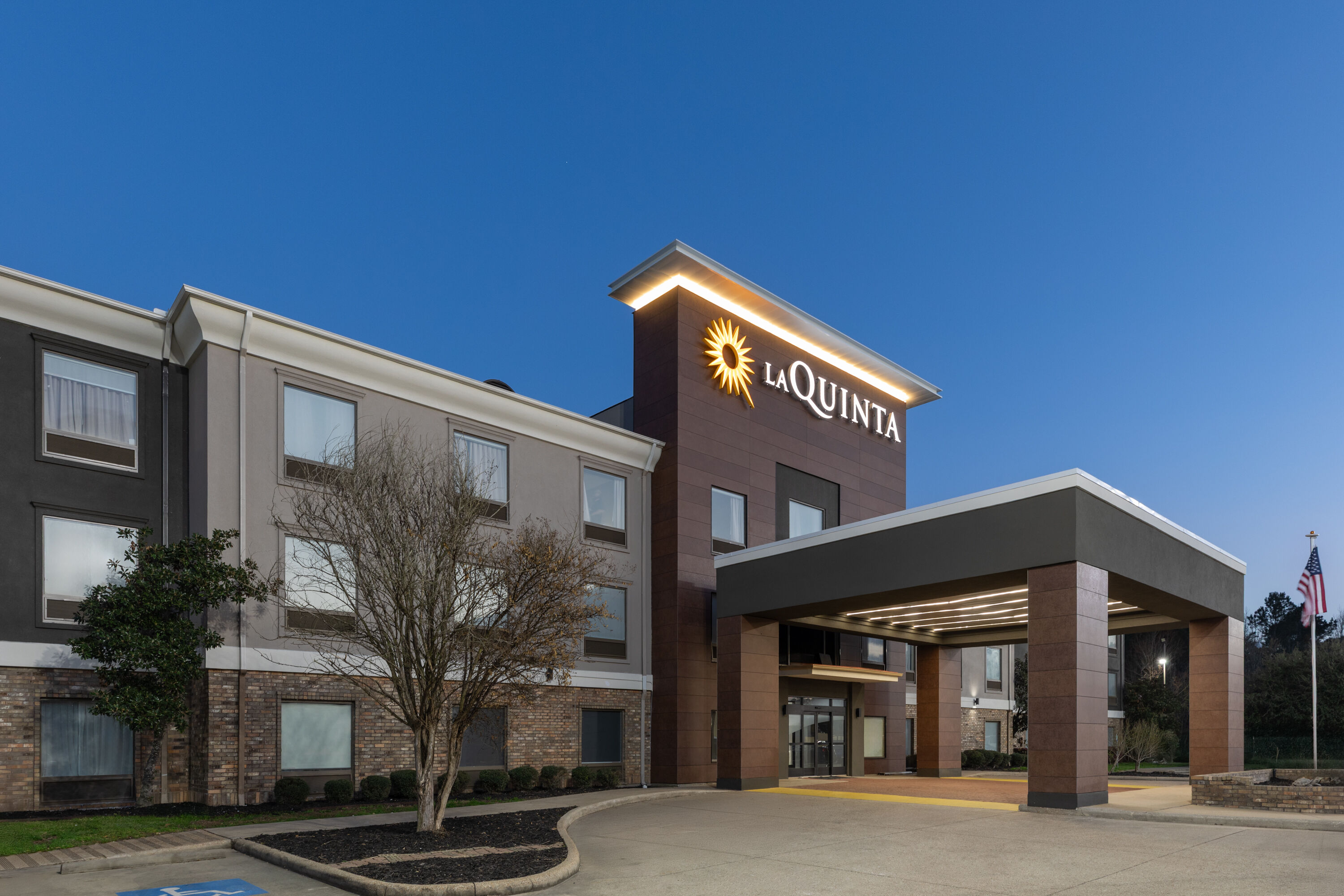 Exterior Dusk Image of La Quinta Inn & Suites Nacogdoches hotel in Nacogdoches, Texas