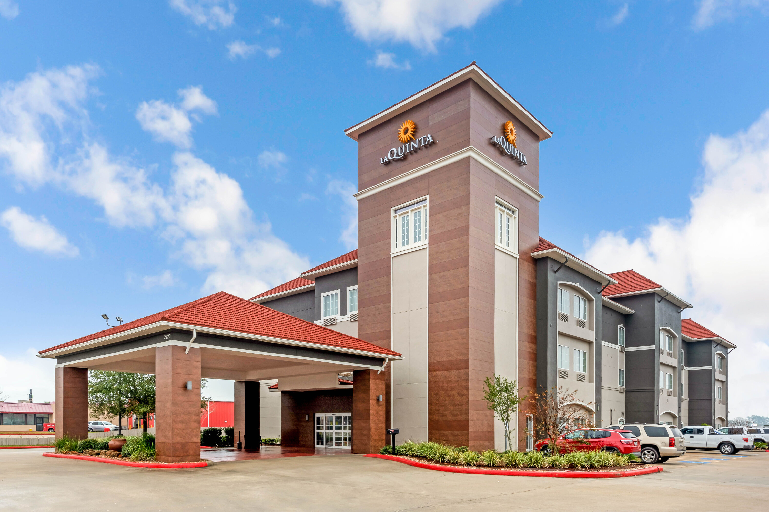 Exterior Day Image of La Quinta Inn & Suites by Wyndham Orange hotel in Orange, Texas