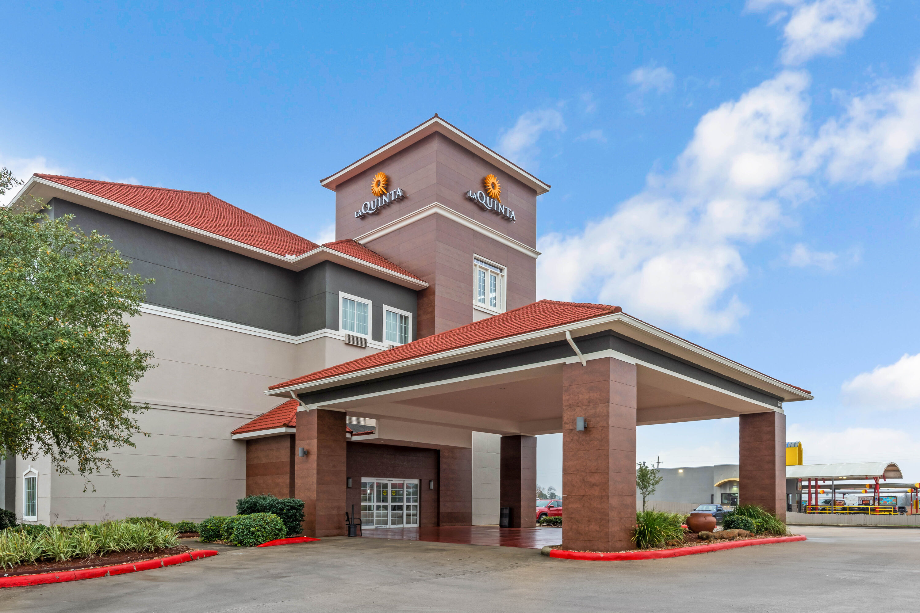 Exterior Day Image of La Quinta Inn & Suites by Wyndham Orange hotel in Orange, Texas
