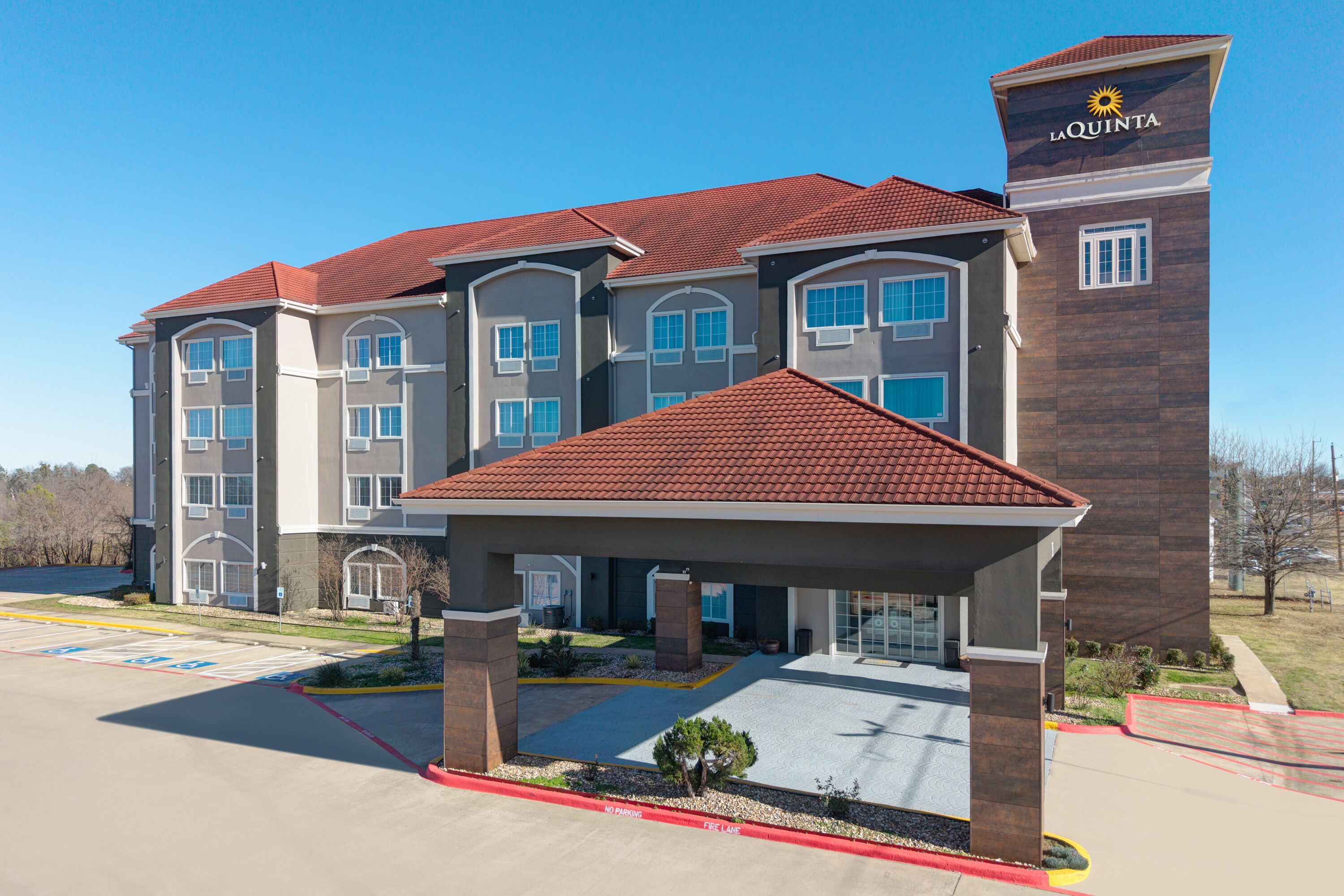 Exterior Day Image of La Quinta Inn & Suites by Wyndham Paris hotel in Paris, Texas