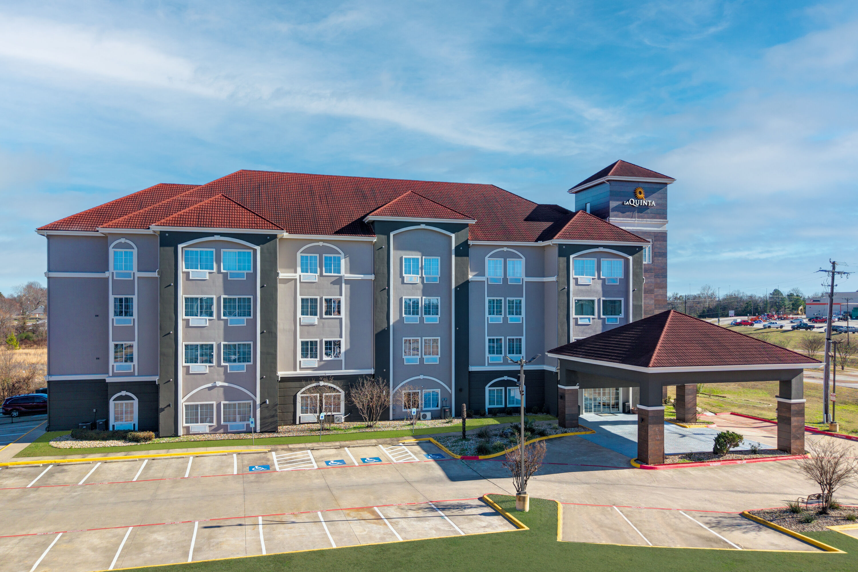 Exterior Day Image of La Quinta Inn & Suites by Wyndham Paris hotel in Paris, Texas