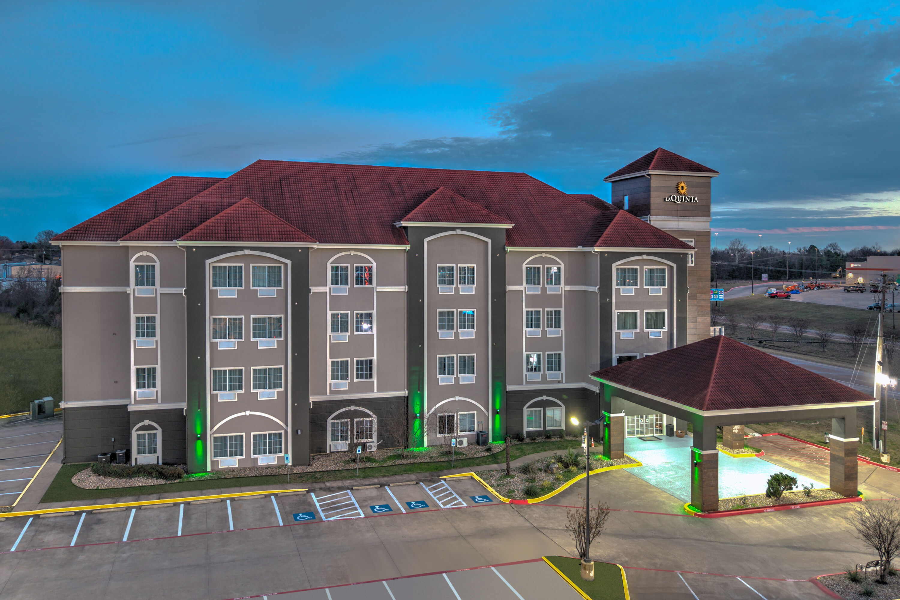 Exterior Dusk Image of La Quinta Inn & Suites by Wyndham Paris hotel in Paris, Texas