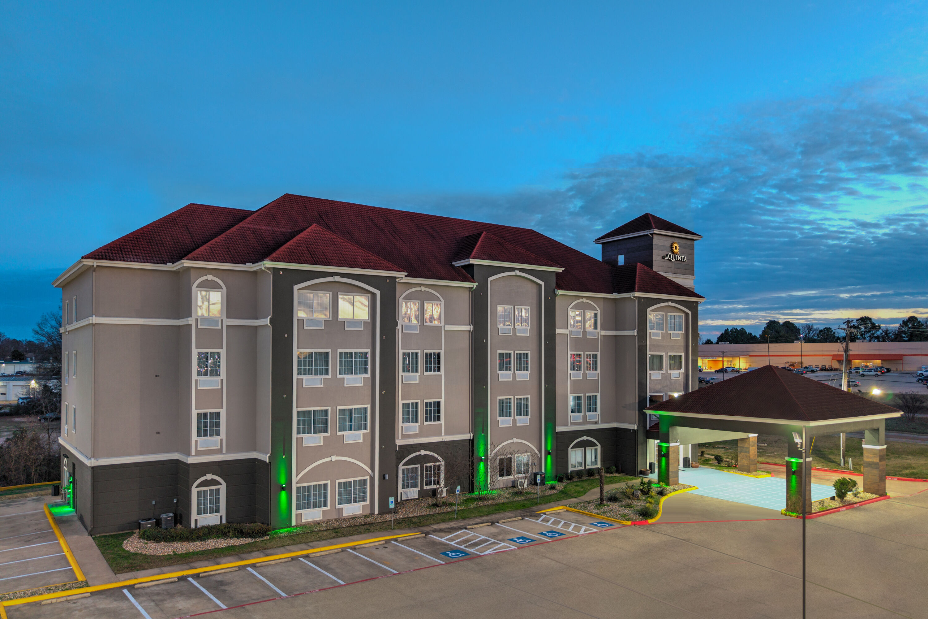 Exterior Dusk Image of La Quinta Inn & Suites by Wyndham Paris hotel in Paris, Texas
