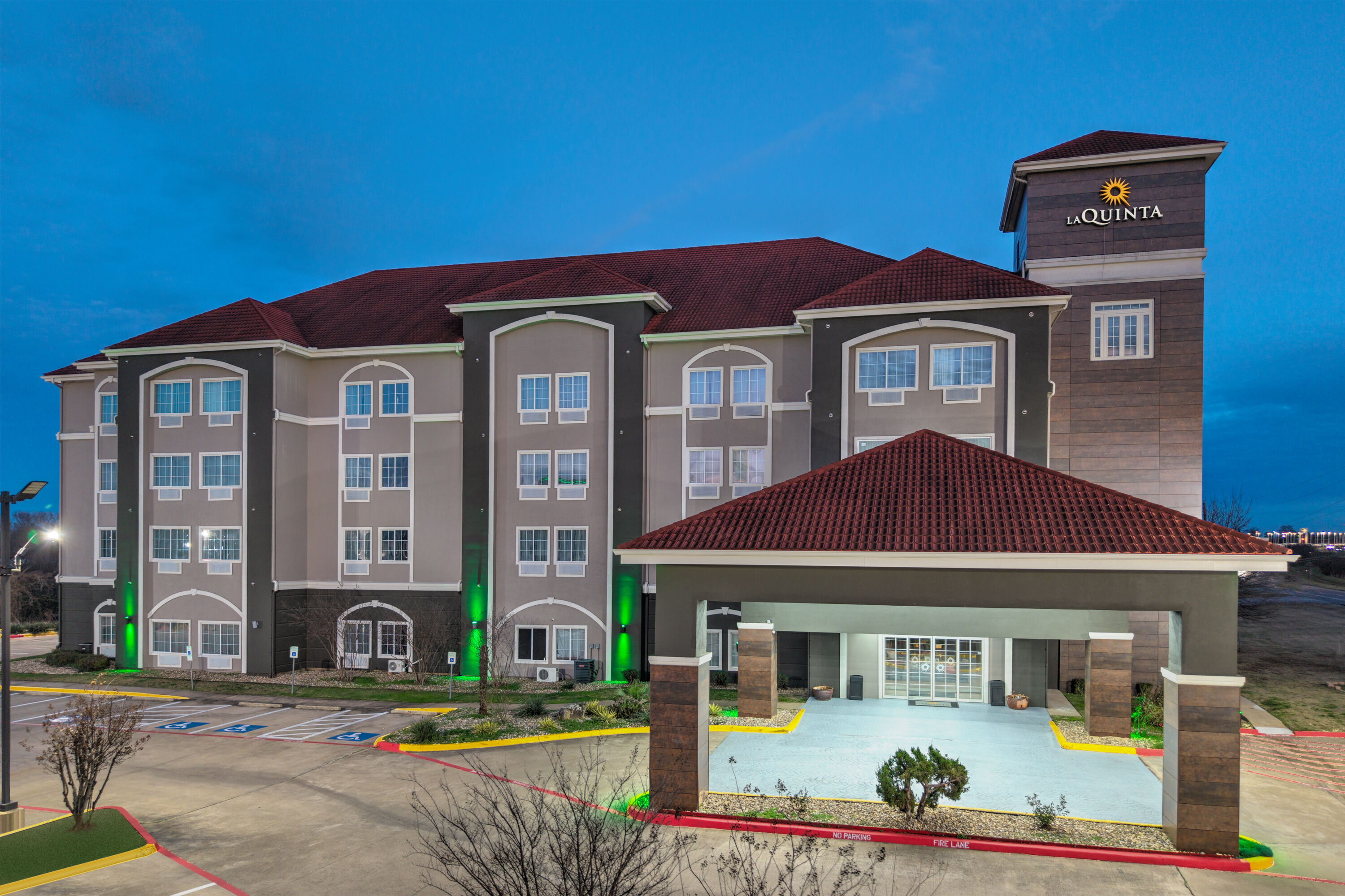 Exterior Dusk Image of La Quinta Inn & Suites by Wyndham Paris hotel in Paris, Texas