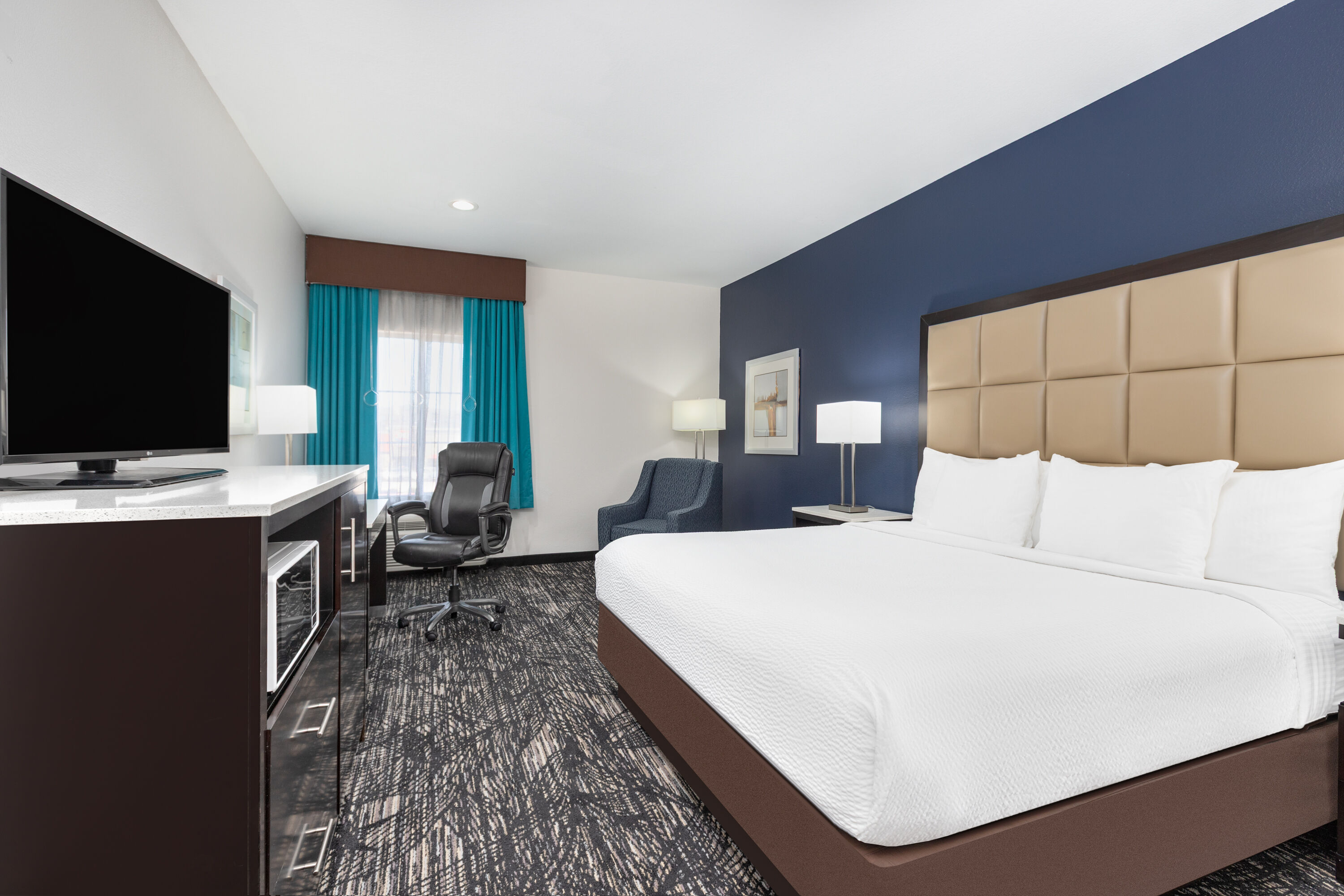 Guest room at the La Quinta Inn & Suites by Wyndham Paris in Paris, Texas