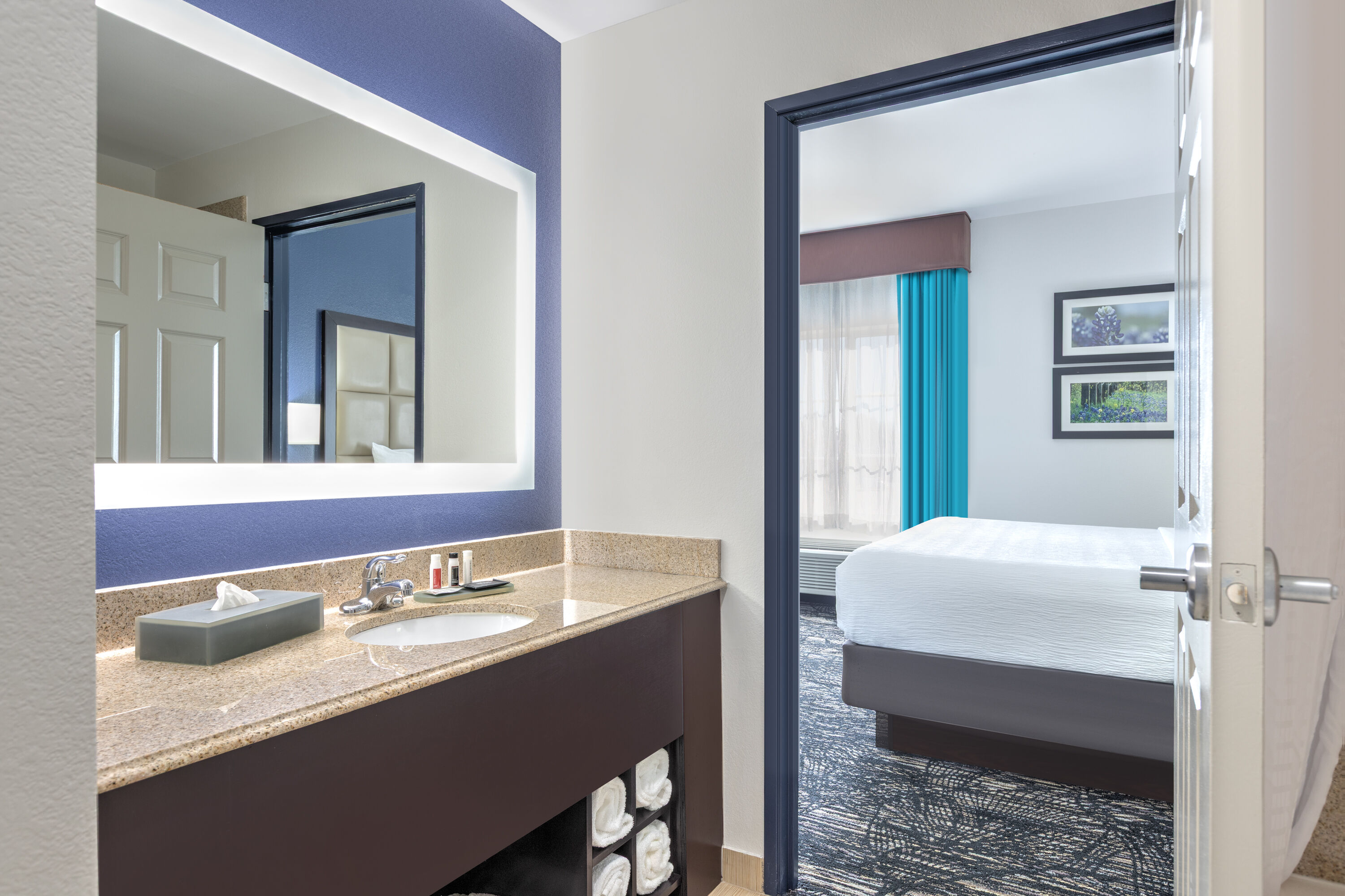 La Quinta Inn & Suites by Wyndham Paris suite in Paris, Texas