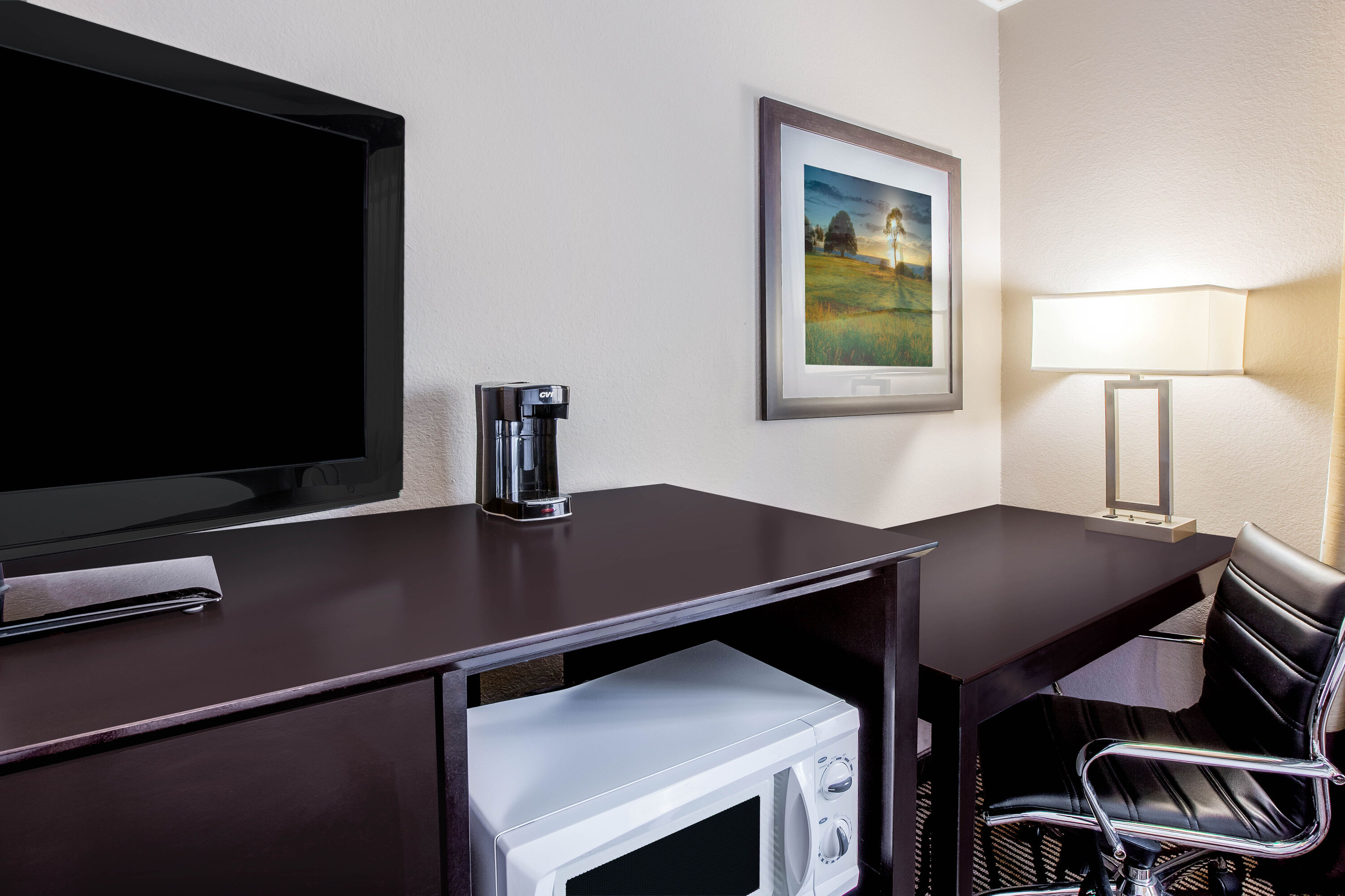 Guest room feature at the La Quinta Inn & Suites by Wyndham Pasadena in Pasadena, Texas
