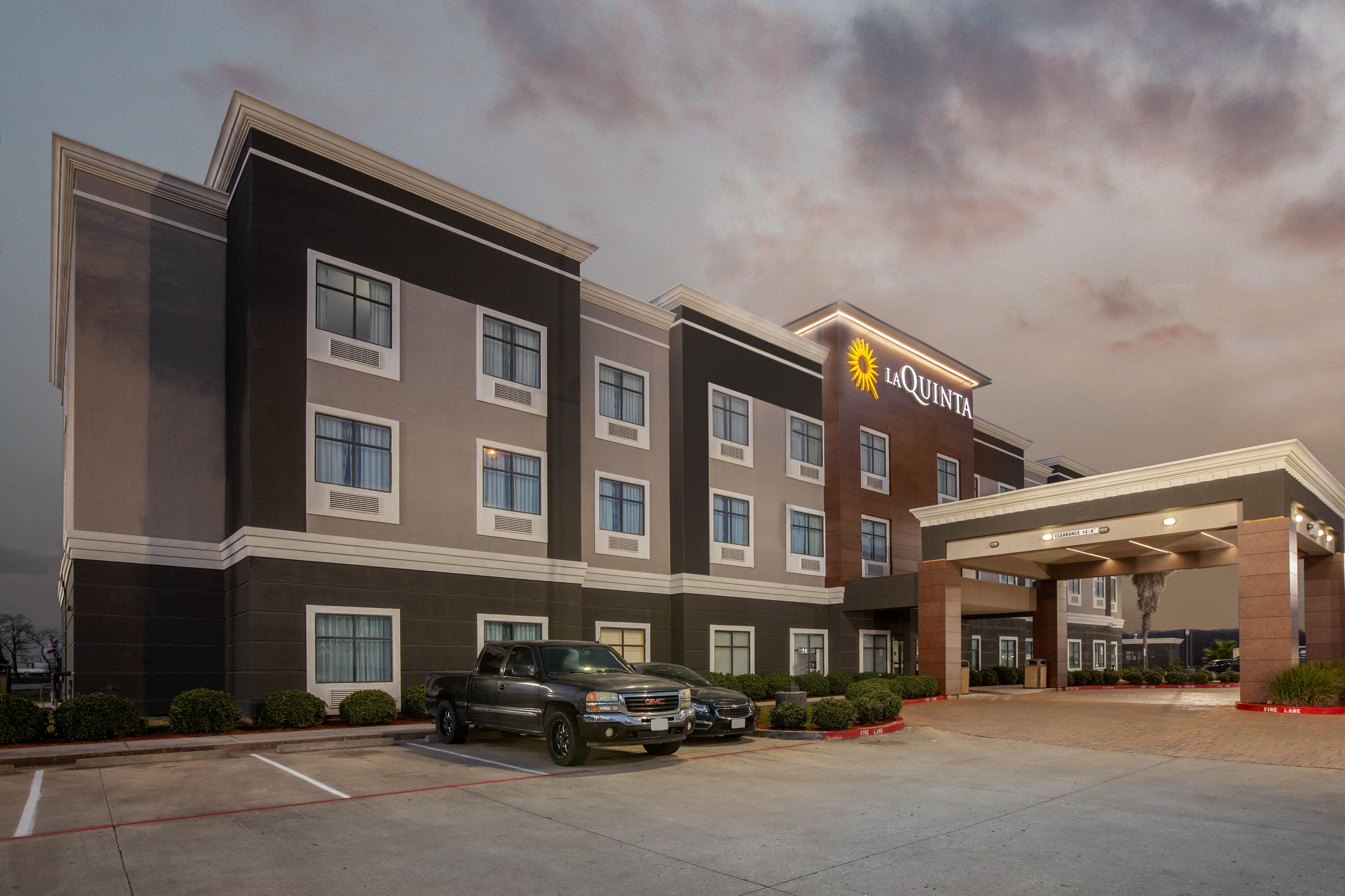 La Quinta Inn & Suites by Wyndham Pasadena North | Pasadena, TX Hotels