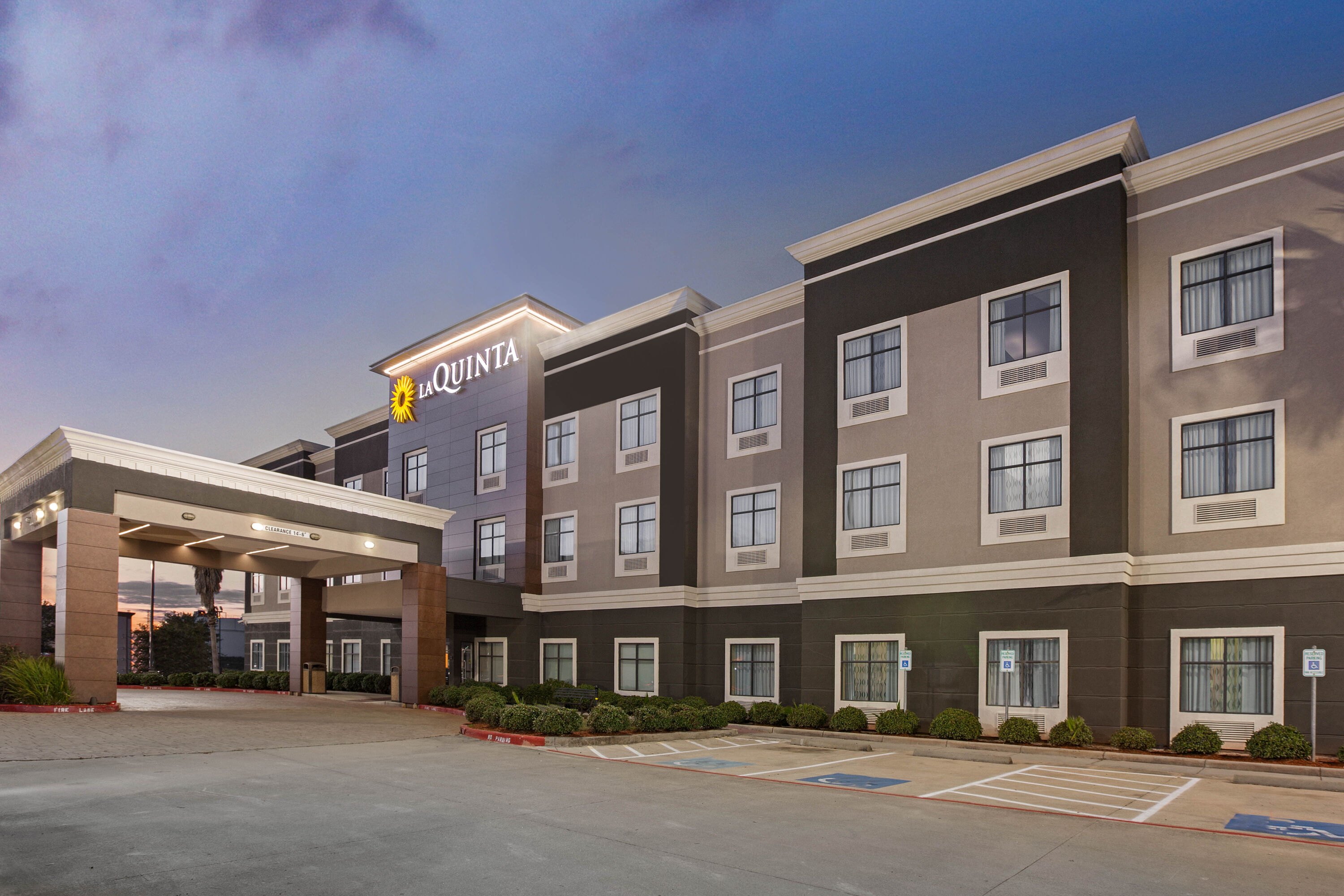 La Quinta Inn & Suites by Wyndham Pasadena North | Pasadena, TX Hotels